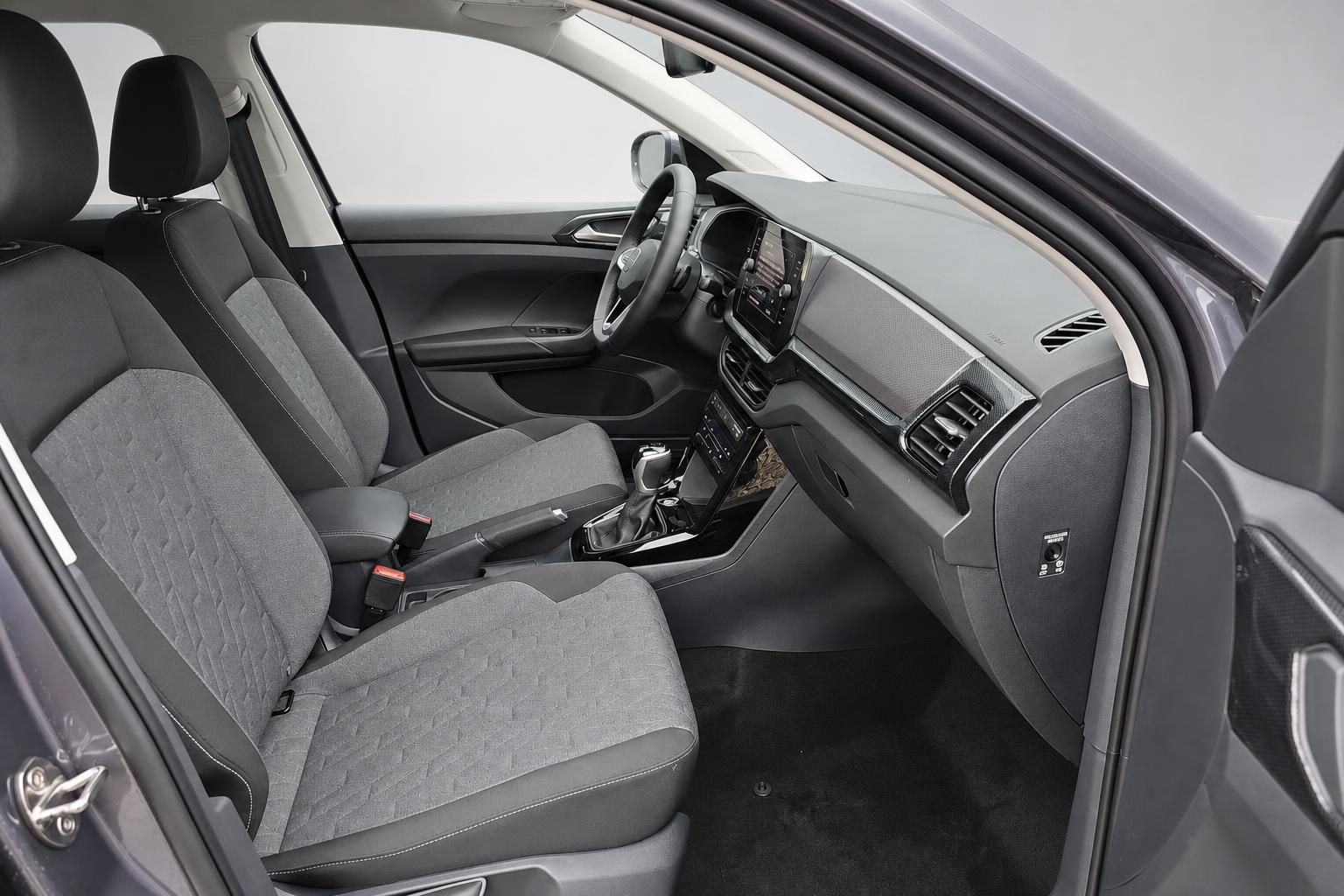 VW Innenraum Fondsitze und Armaturenbrett mit Touchscreen Detailansicht