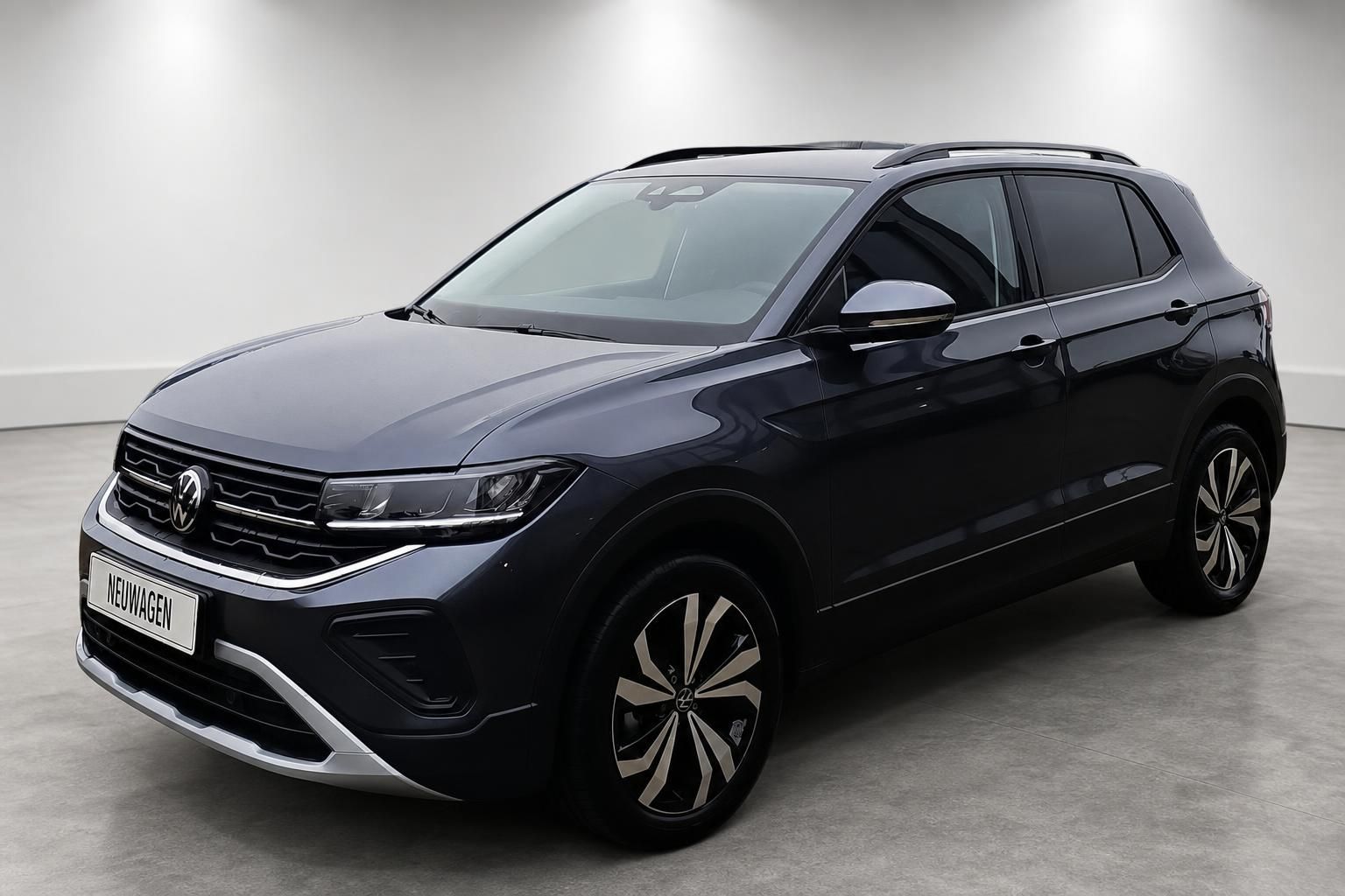 VW T-Cross SUV dunkelblau, Frontansicht schraeg im Studio
