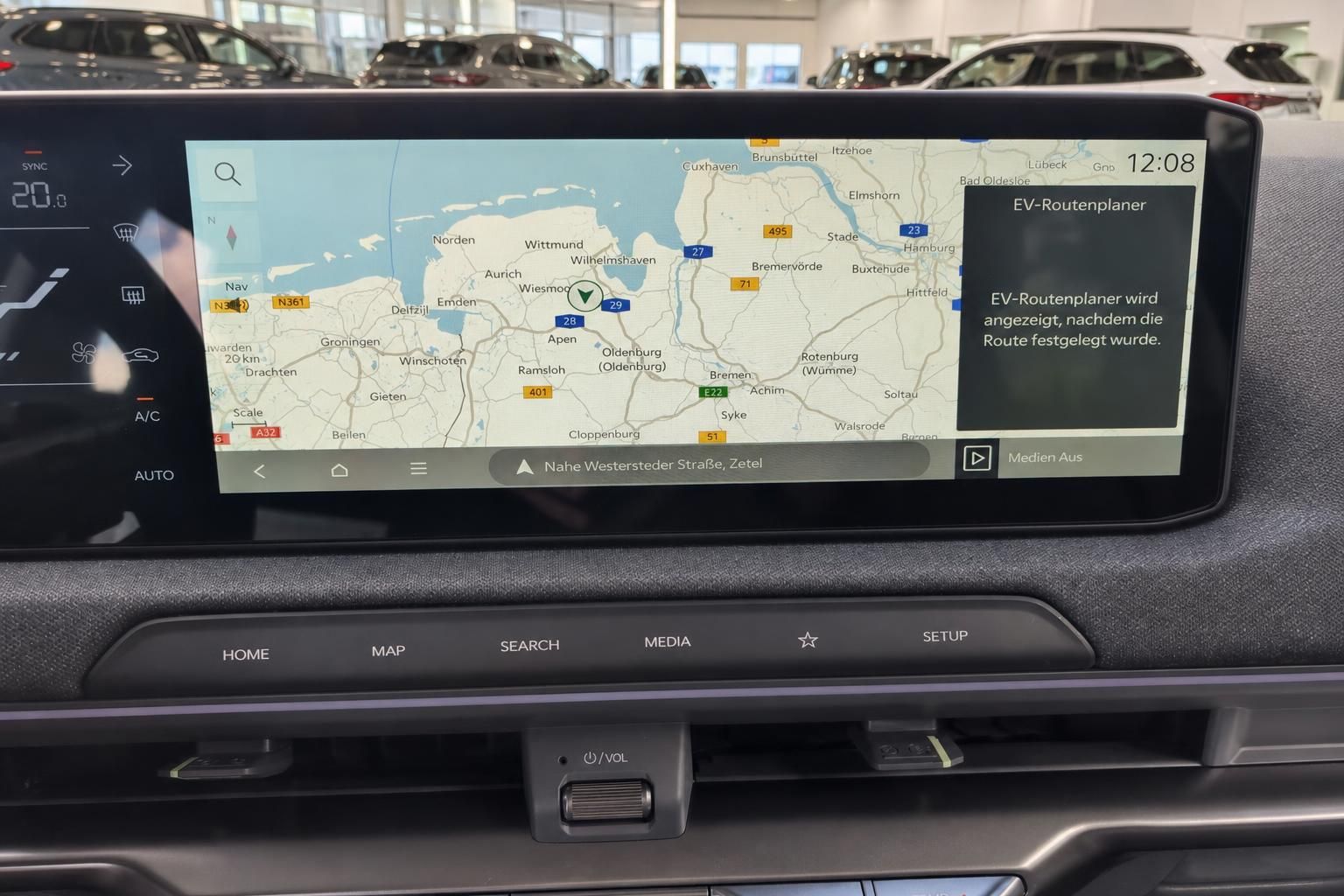 Infotainment-Display mit Navigationskarte und EV-Routenplaner im Kia