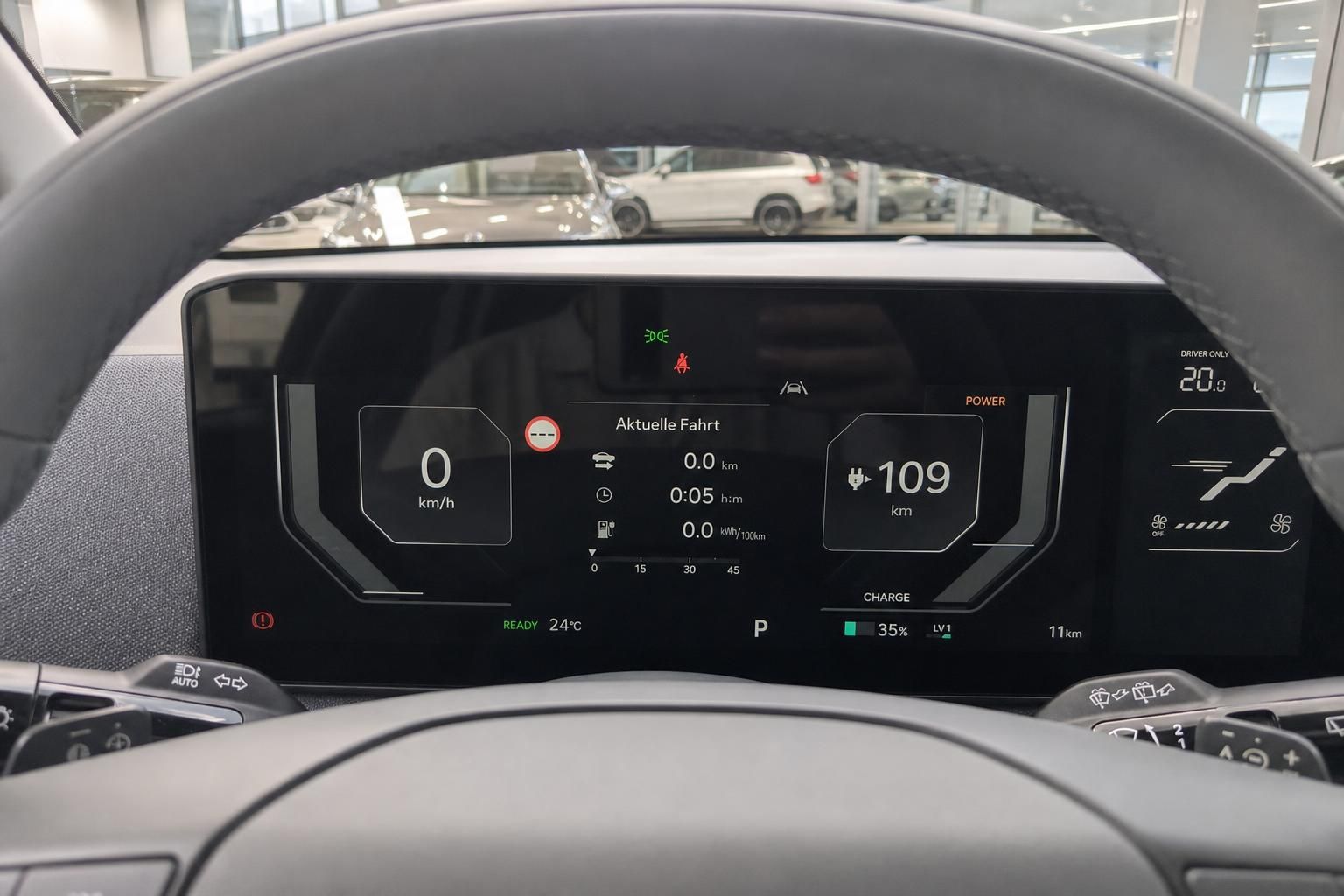 Digitales Kombiinstrument mit Reichweitenanzeige im Kia Elektrofahrzeug