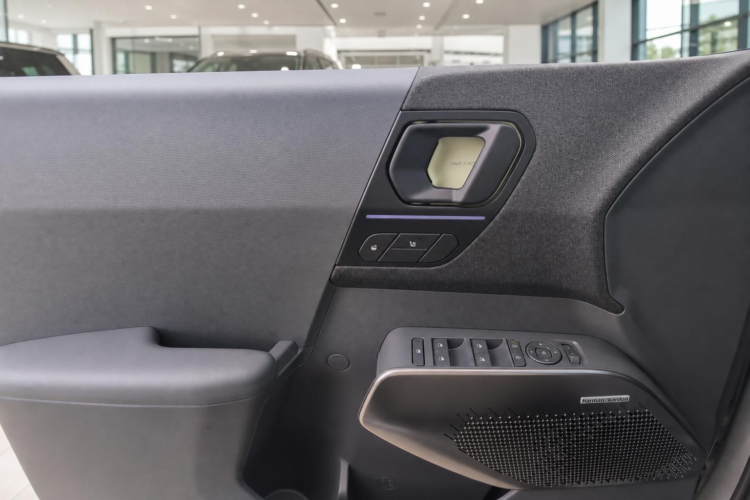 Türverkleidung mit Harman Kardon Lautsprecher und Fensterheber im Kia