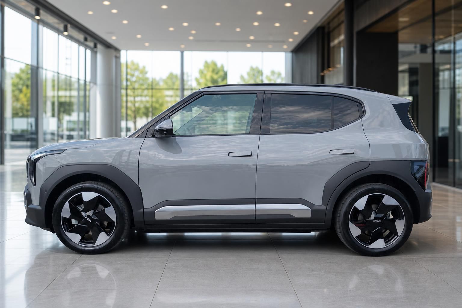 Kia EV2 grau Seitenansicht im Autohaus Showroom