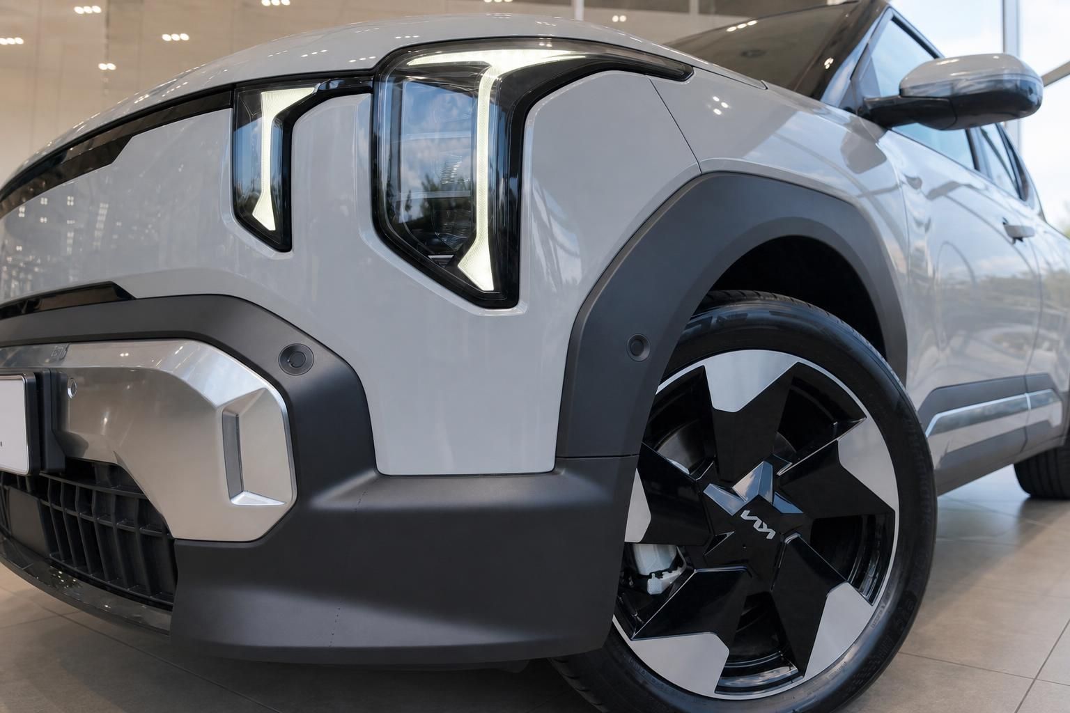 Kia EV2 Detailansicht Frontscheinwerfer und Felge