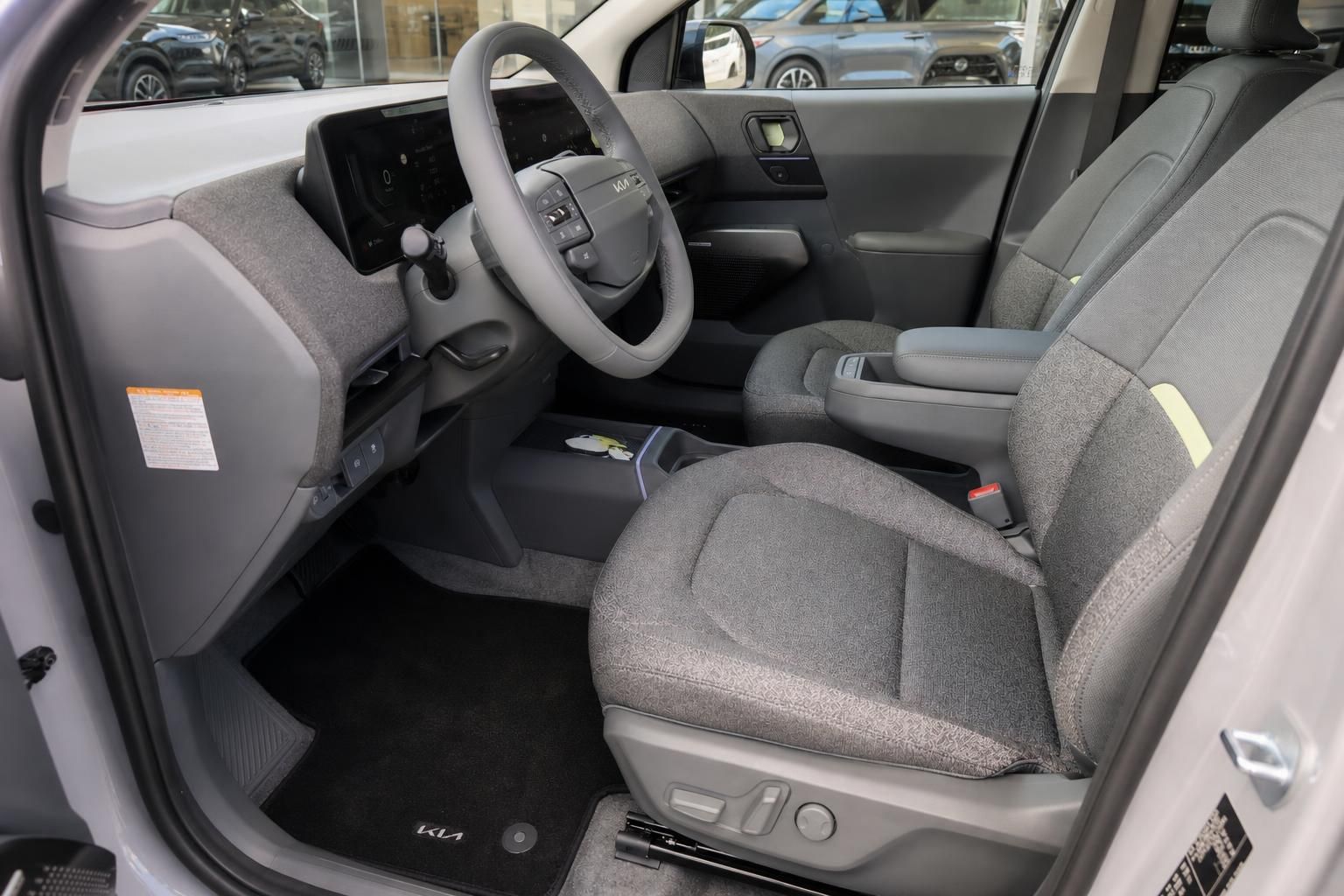 Fahrersitz und Cockpit mit Lenkrad im Kia Neuwagen Innenraum