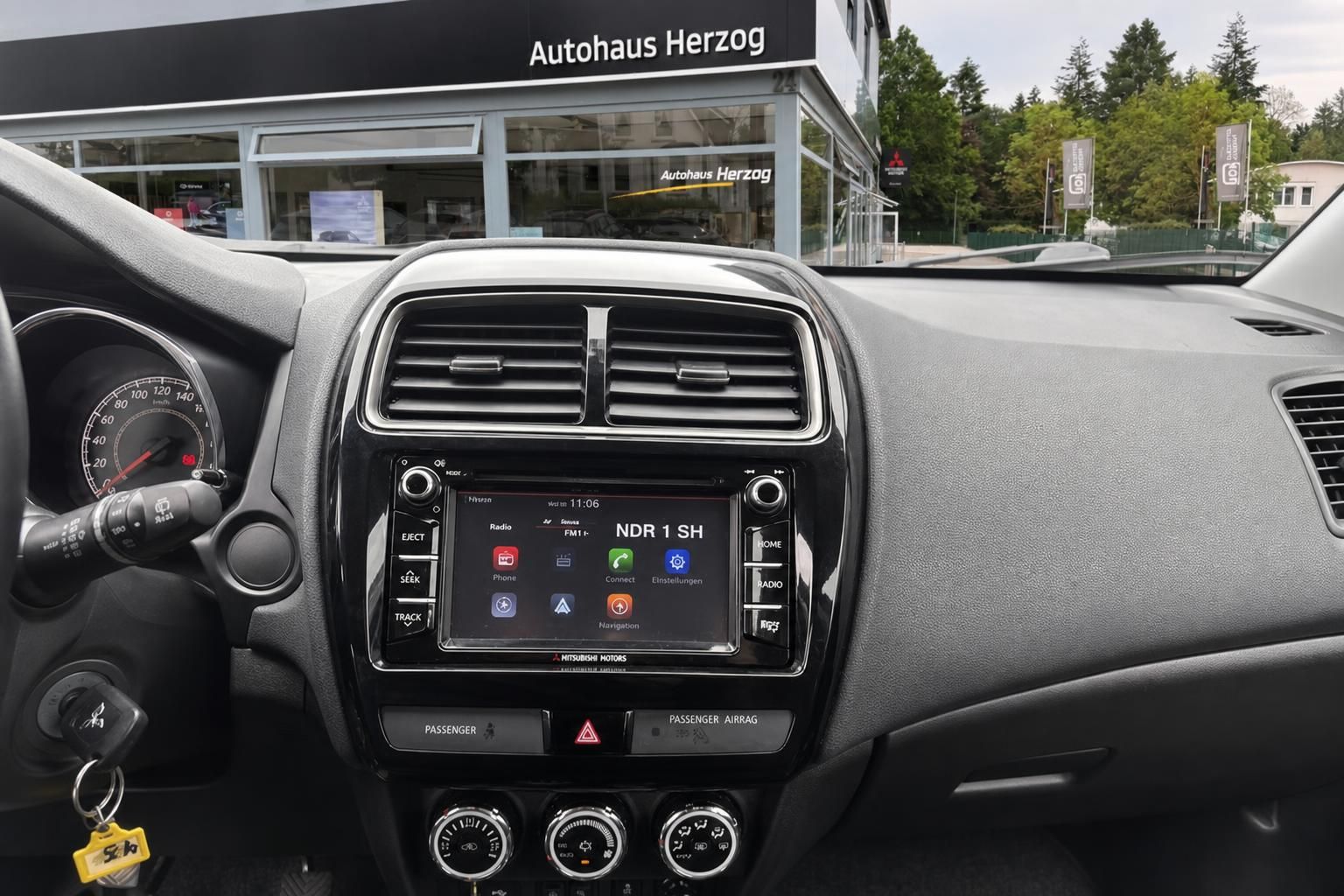 Mitsubishi Cockpit - Touchscreen-Infotainment, Klimaregelung und Instrumententafel
