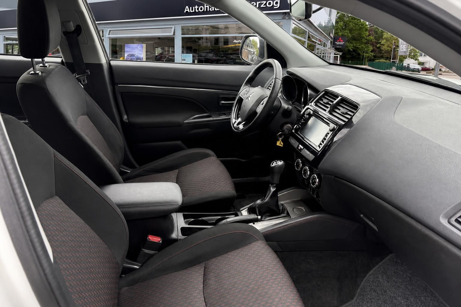 Mitsubishi Beifahrerseite Innenraum mit Sitzen, Armaturenbrett und Mittelkonsole