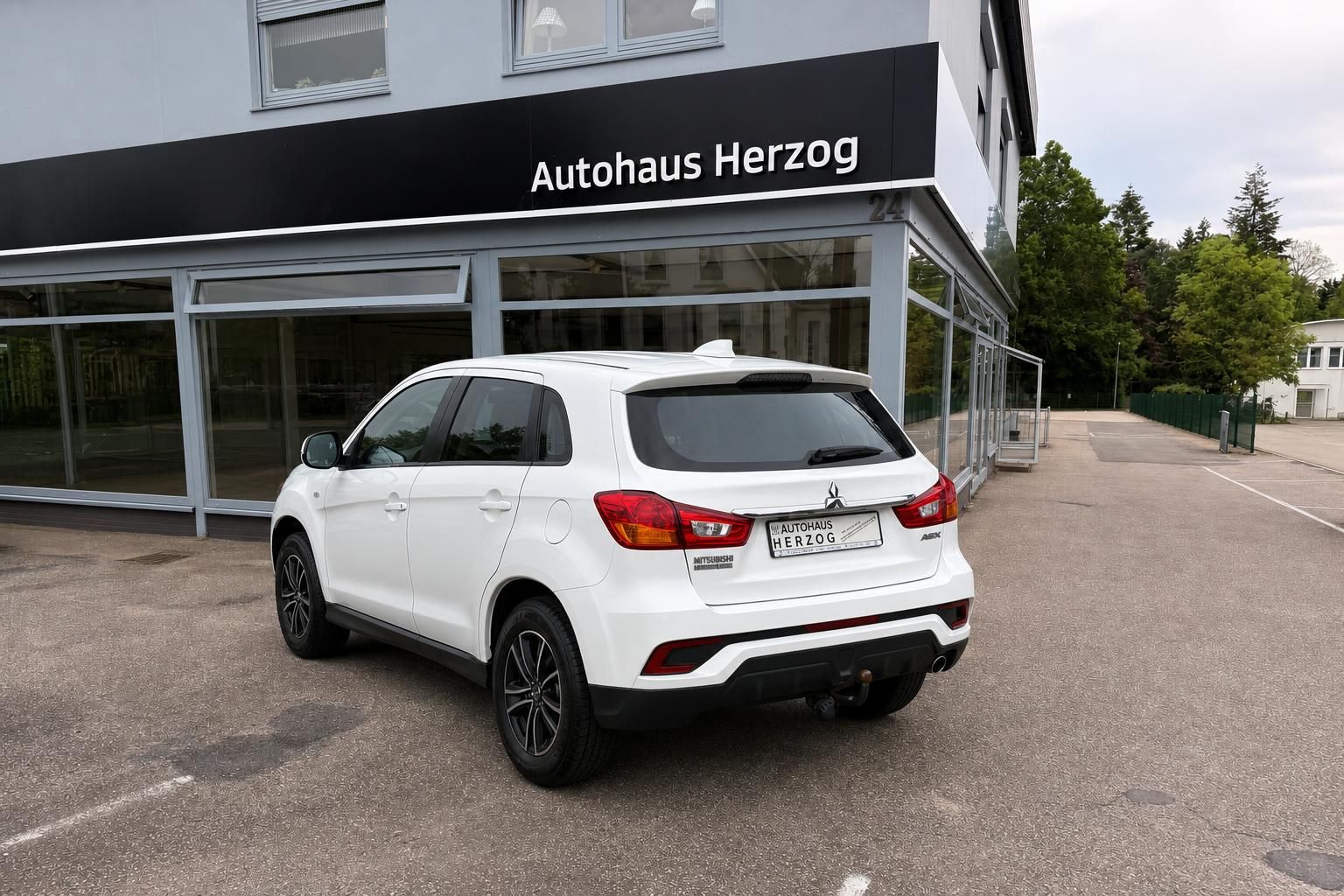 Weißer Mitsubishi ASX Heckansicht mit schwarzen Felgen - SUV Gebrauchtwagen Autohaus Herzog