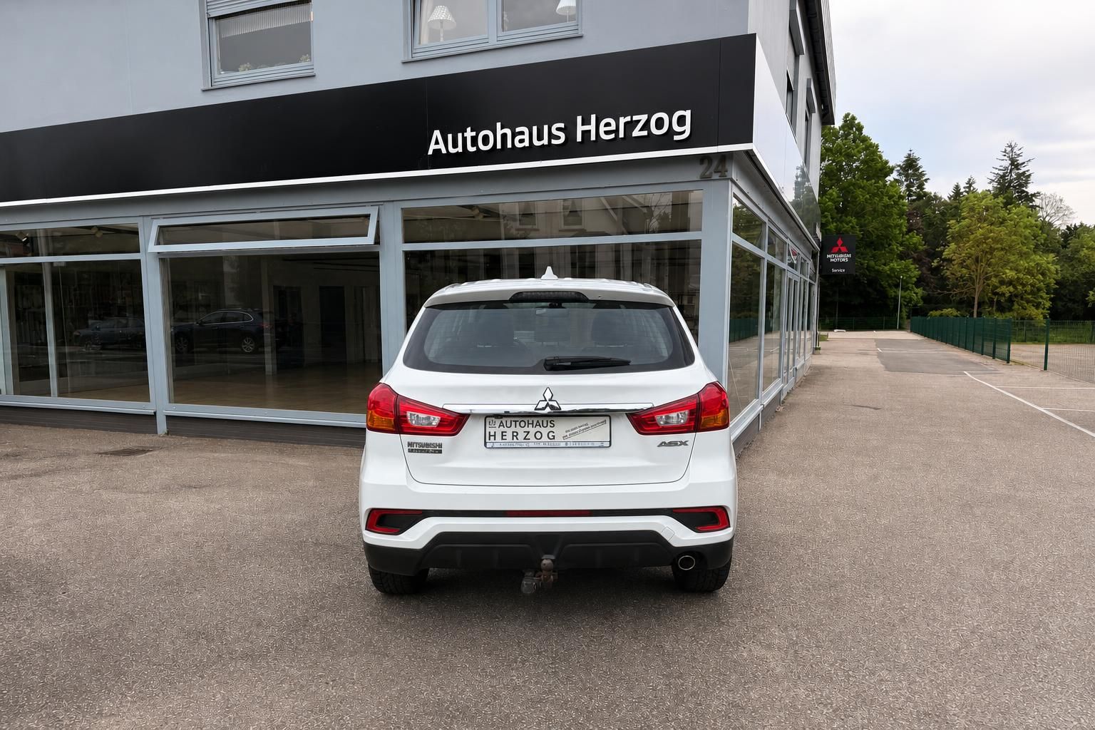 Weißer Mitsubishi ASX Heckansicht mittig - SUV Gebrauchtwagen mit Autohaus Herzog Kennzeichen