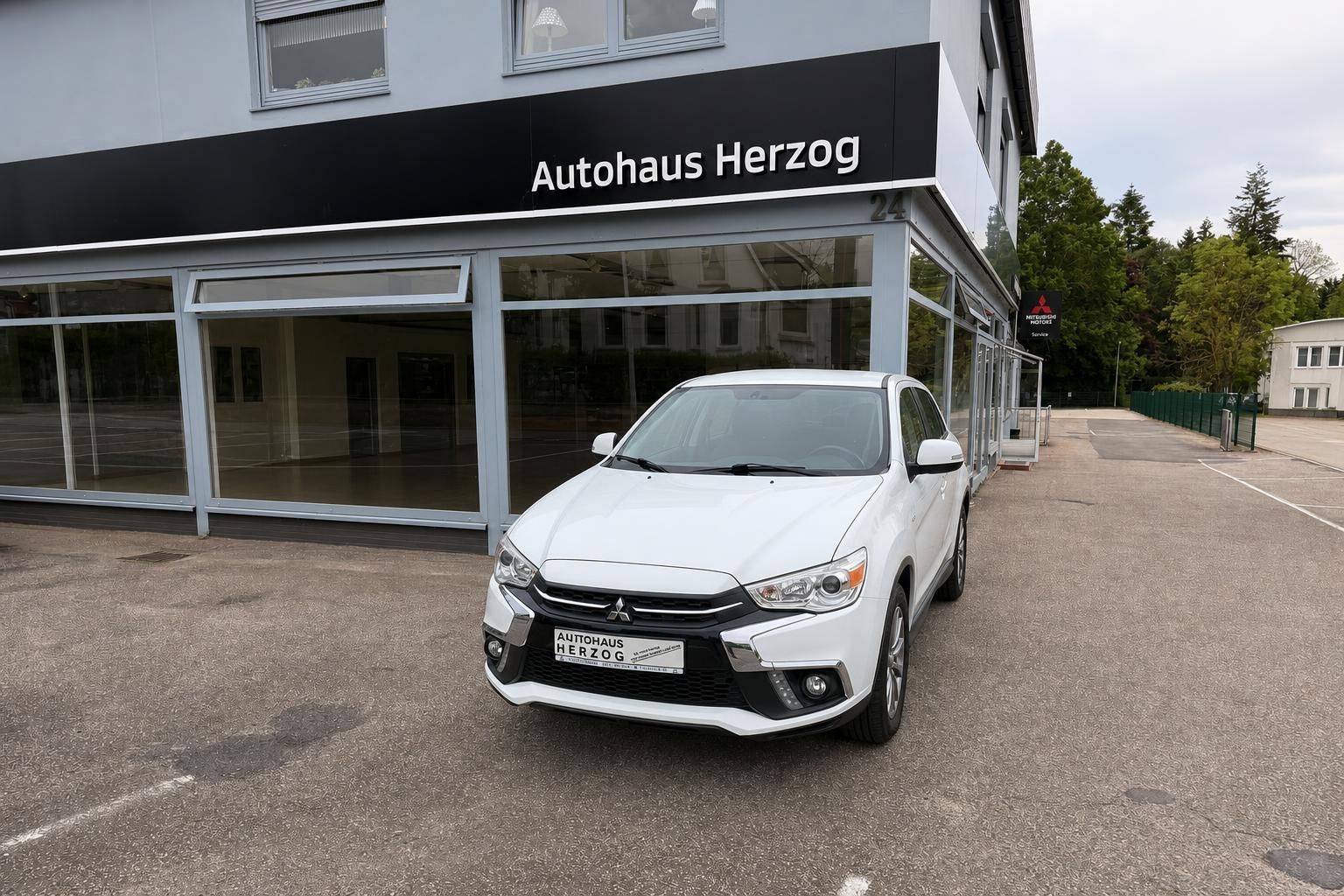 Weißer Mitsubishi SUV Frontansicht - sportliches Design mit markanter Kühlergrille