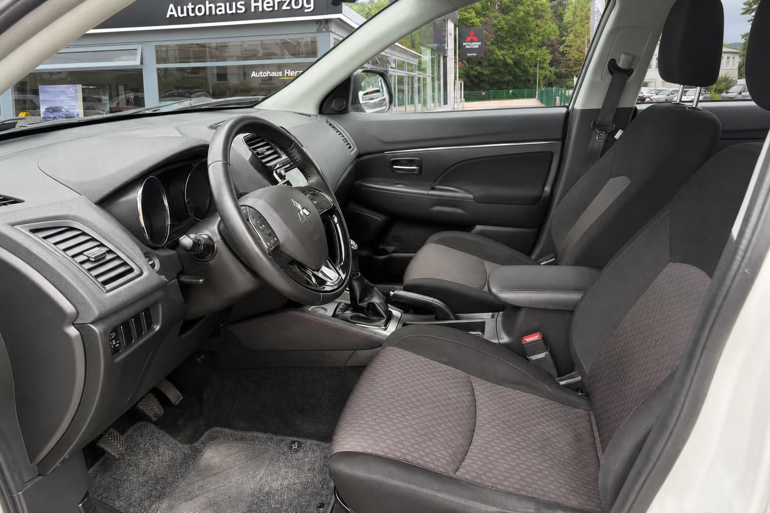Mitsubishi Innenraum - dunkle Stoffsitze, Lenkrad und Armaturenbrett in modernem Design