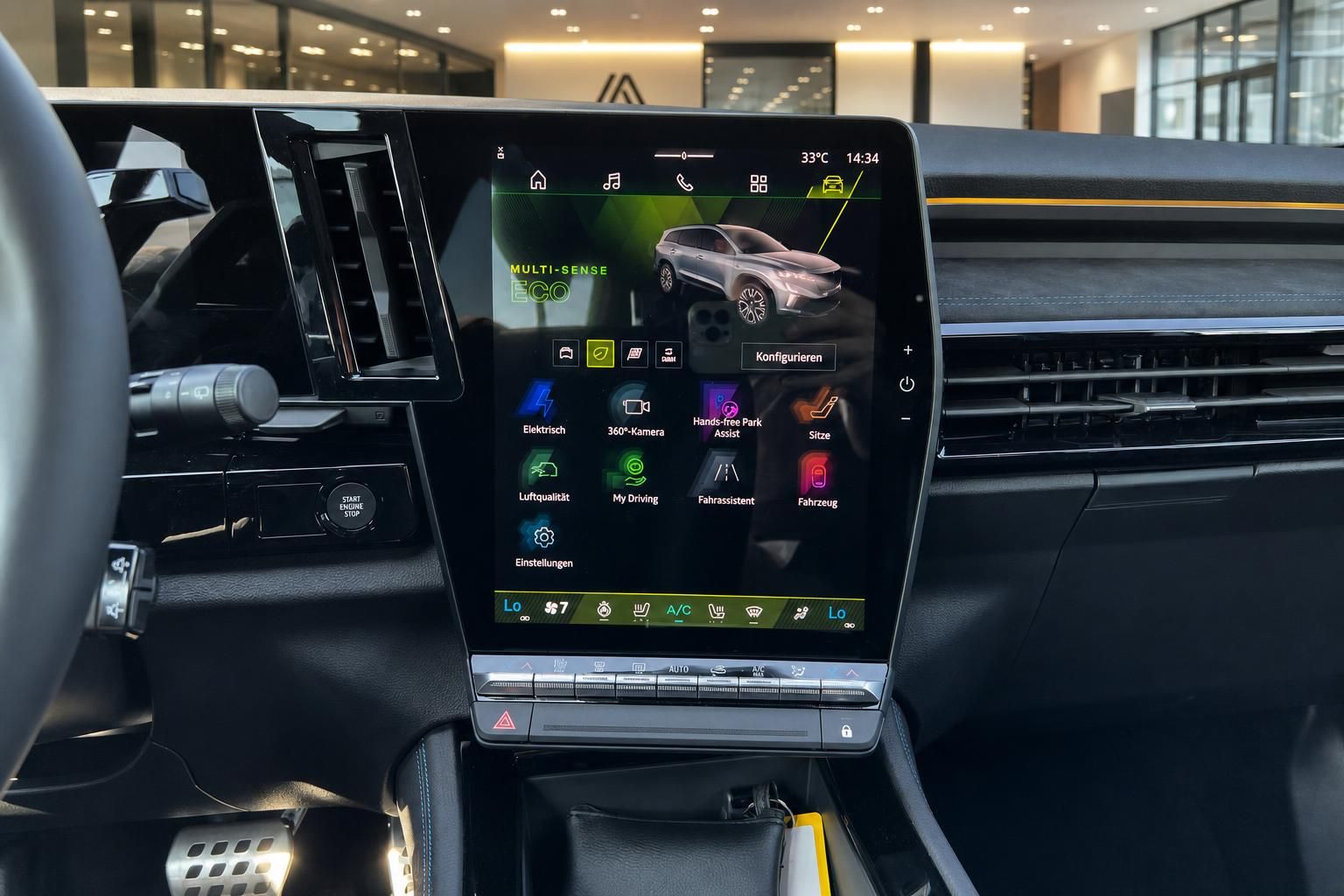 Zentrales Touchscreen-Display mit Multi-Sense-Menü im Fahrzeug