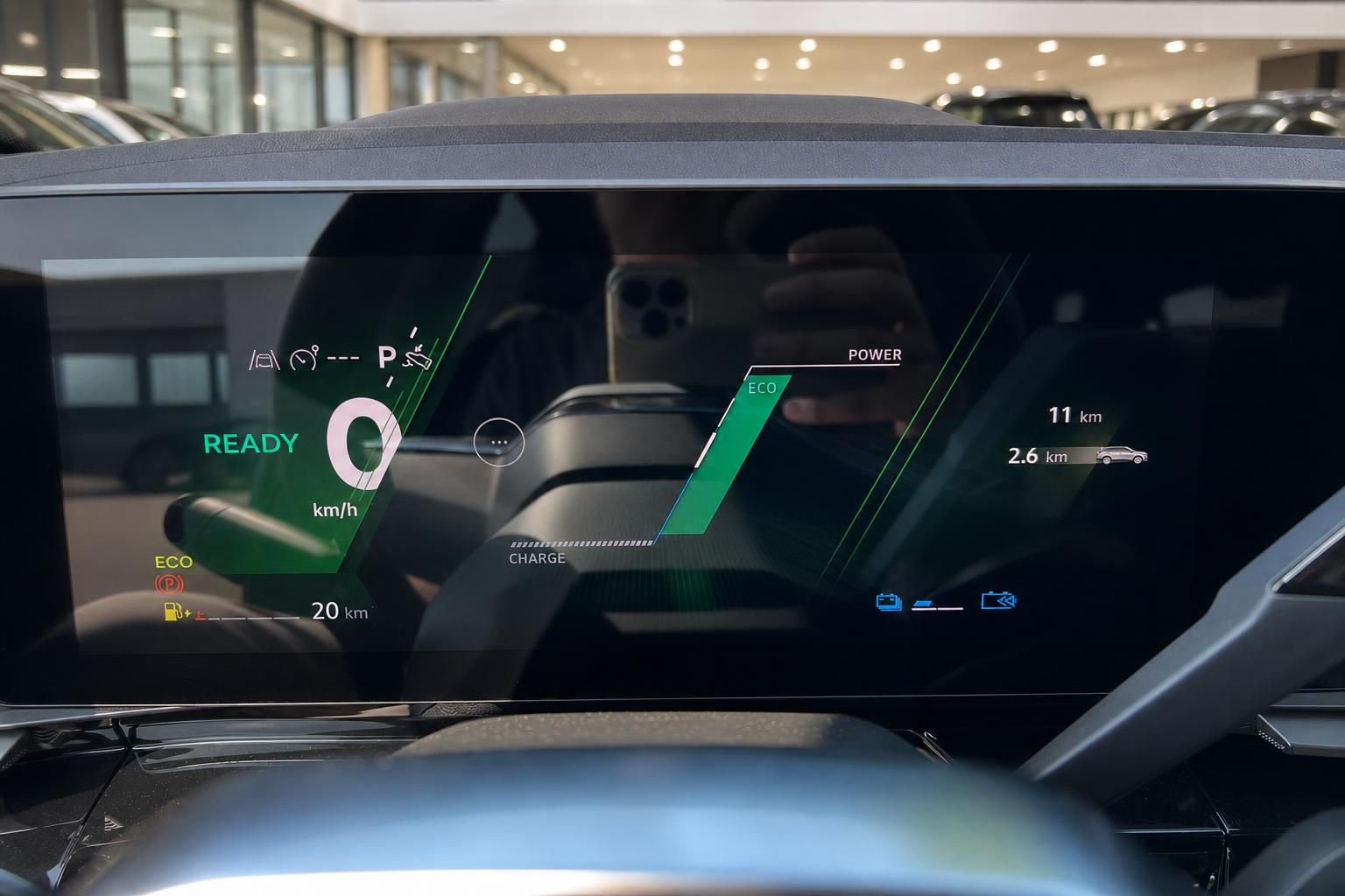 Digitales Kombiinstrument eines Hybrid-Fahrzeugs mit Ladeanzeige und Reichweite