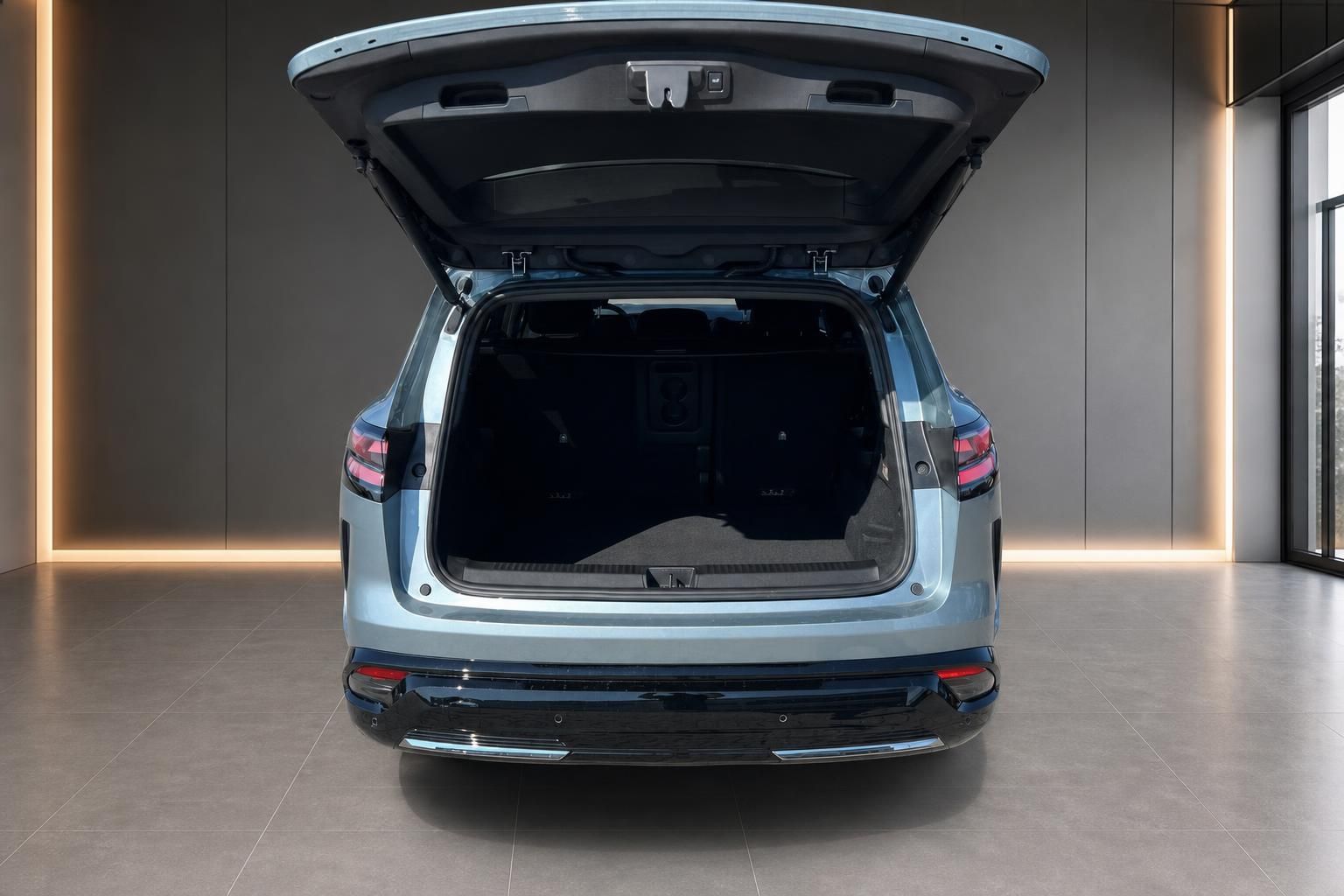 SUV mit geoeffneter Heckklappe und geraeumigem Kofferraum in Metallic-Blau