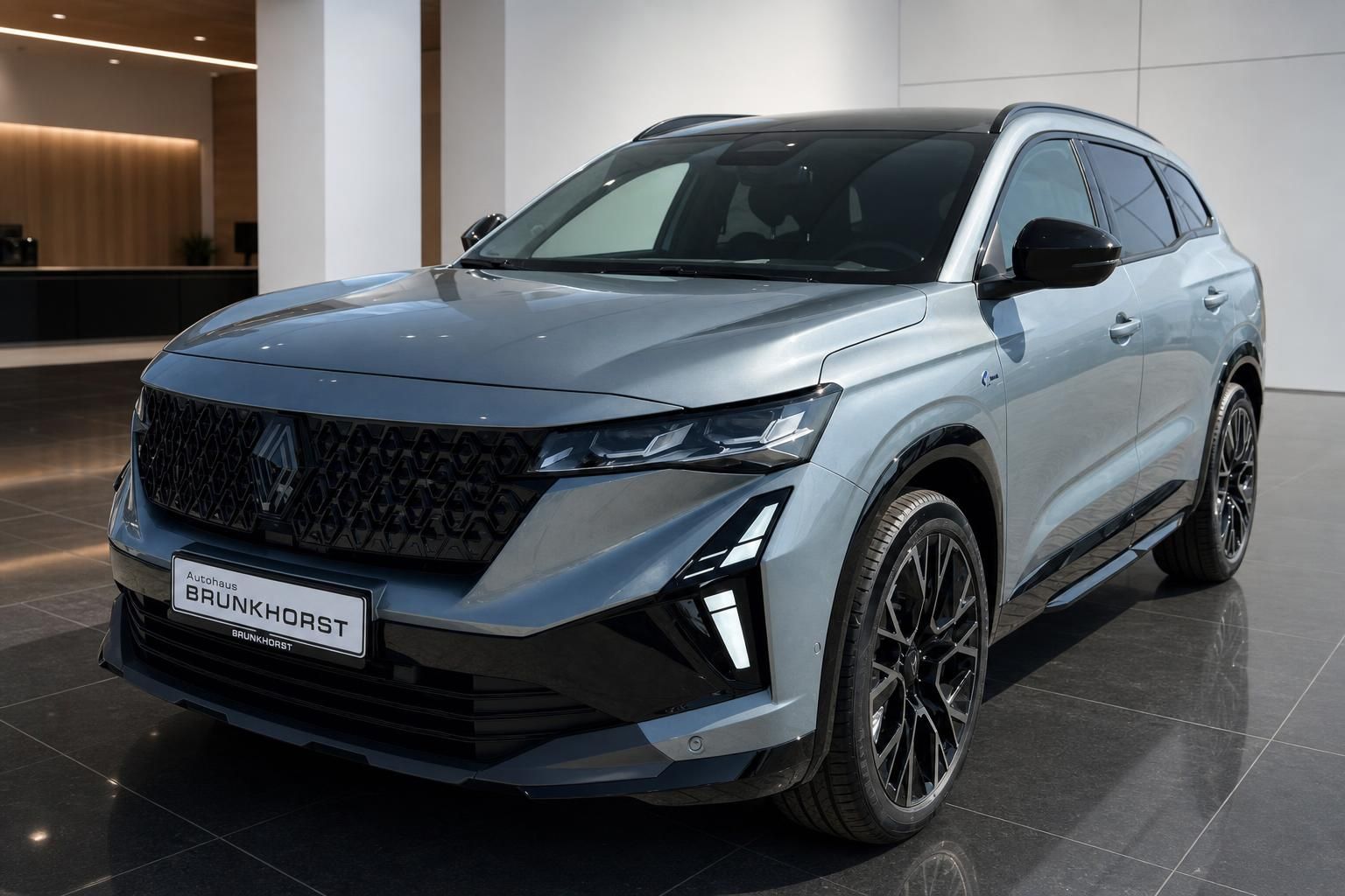 Renault Espace in Silber-Grau Frontansicht im Autohaus Brunkhorst Showroom