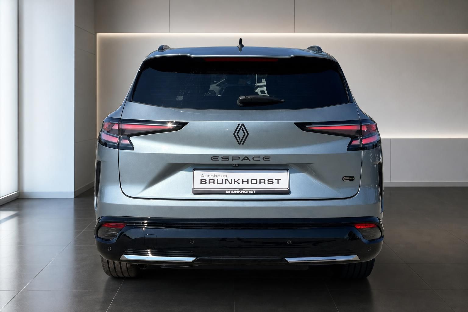 Renault Espace Heckansicht mit LED-Rückleuchten im Autohaus Brunkhorst