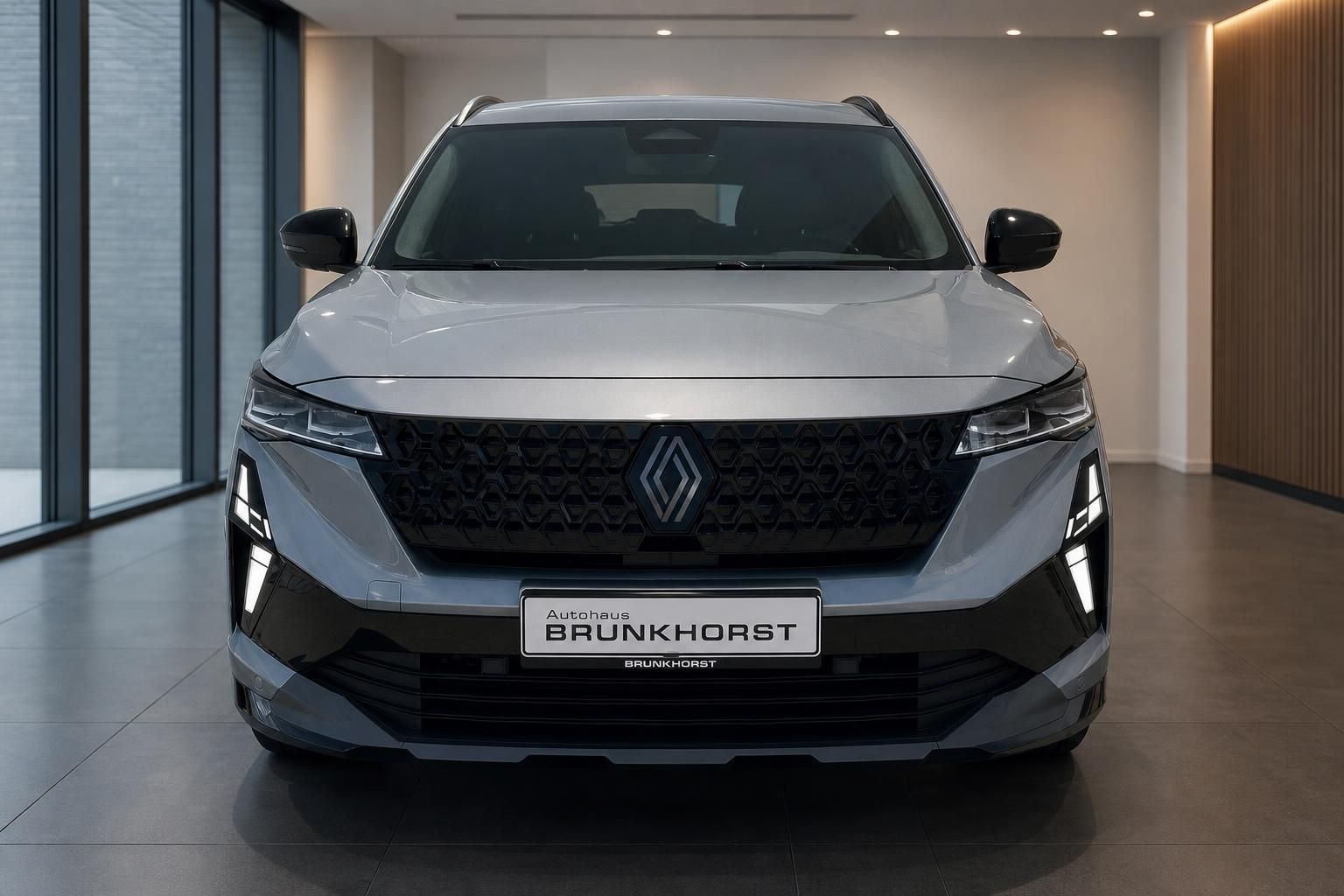 Renault Espace Frontansicht mit markantem Kühlergrill im Showroom