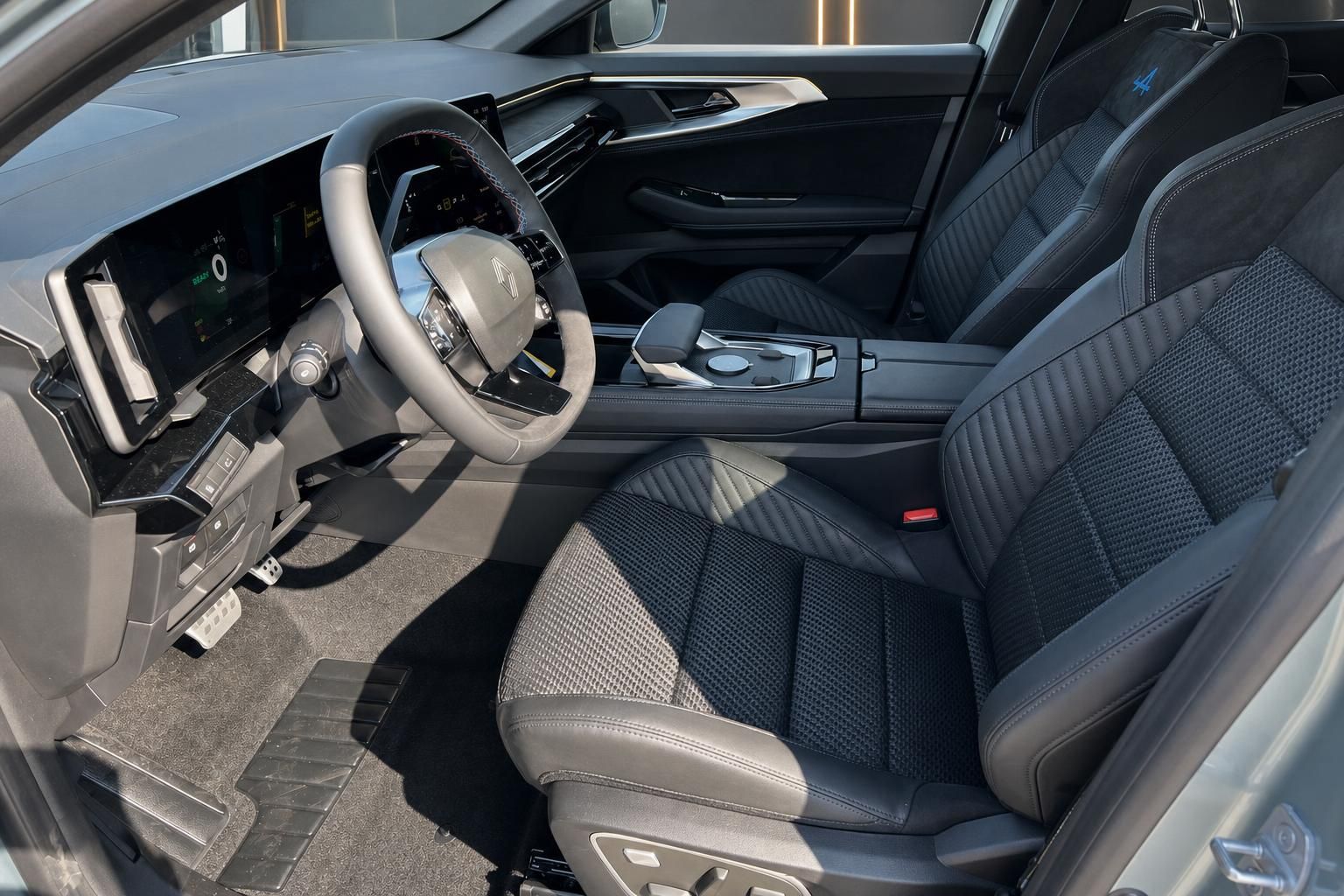 Renault Espace Innenraum mit Ledersitzen und Cockpit im Detail