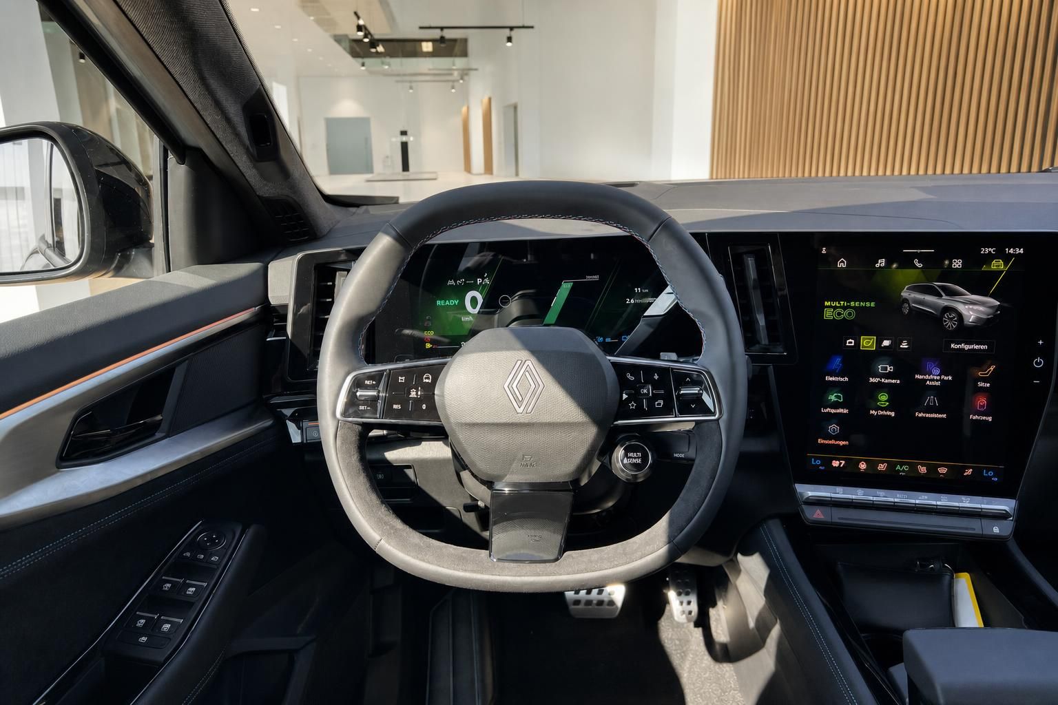 Lenkrad und Cockpit mit digitalem Kombiinstrument im Renault