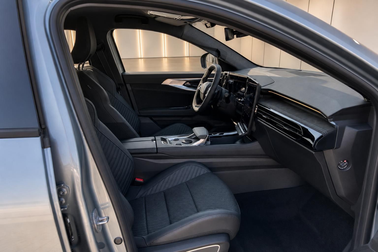 Fahrzeuginnenraum mit schwarzen Sportsitzen und modernem Cockpit