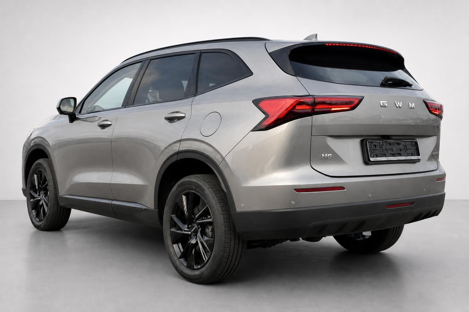 GWM Haval H6 SUV grau Heckansicht schräg – schwarze Alufelgen, H6-Emblem