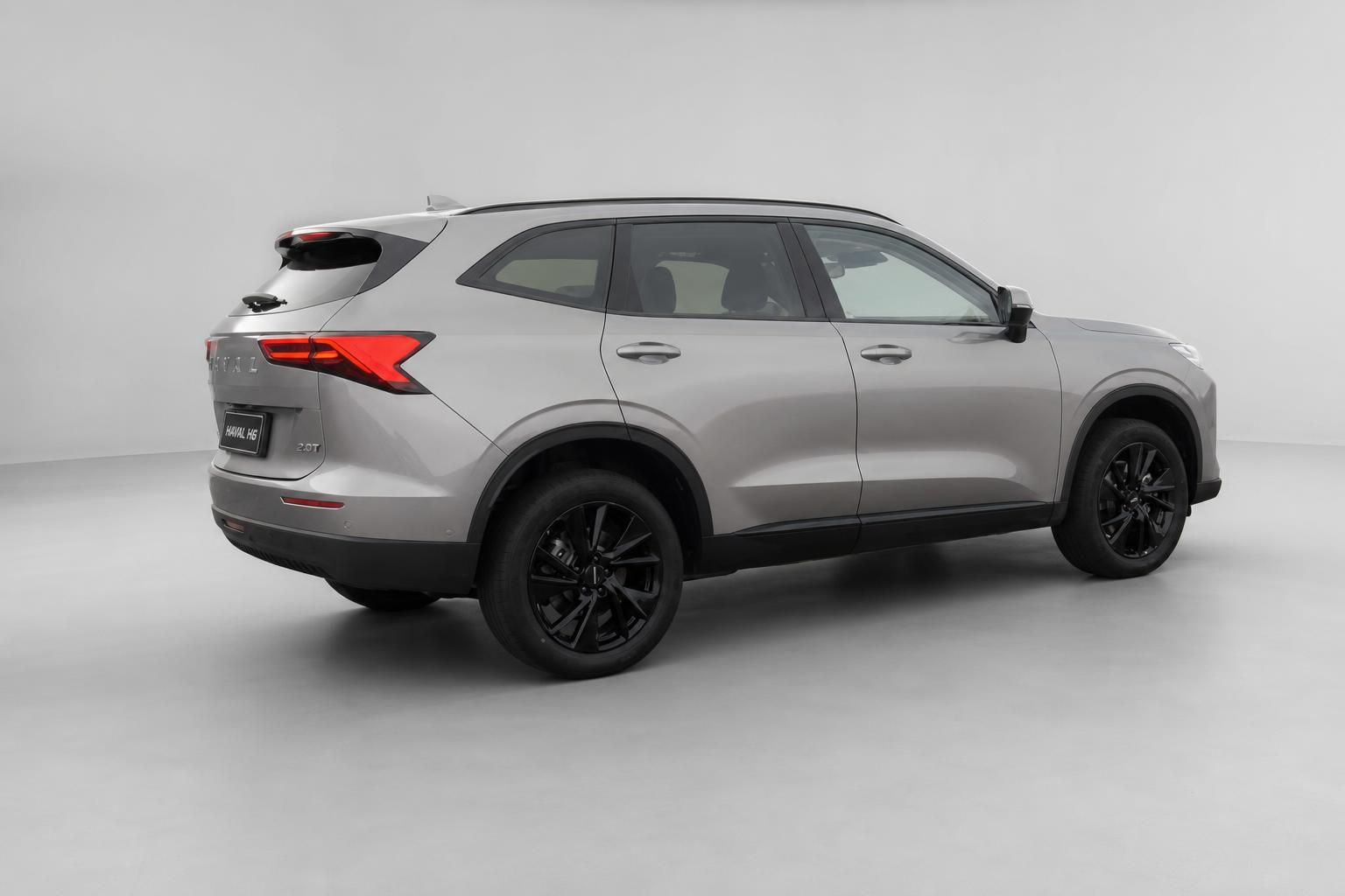 Haval H6 2.0T SUV grau Schrägansicht hinten links – schwarze Felgen, LED-Rückleuchten