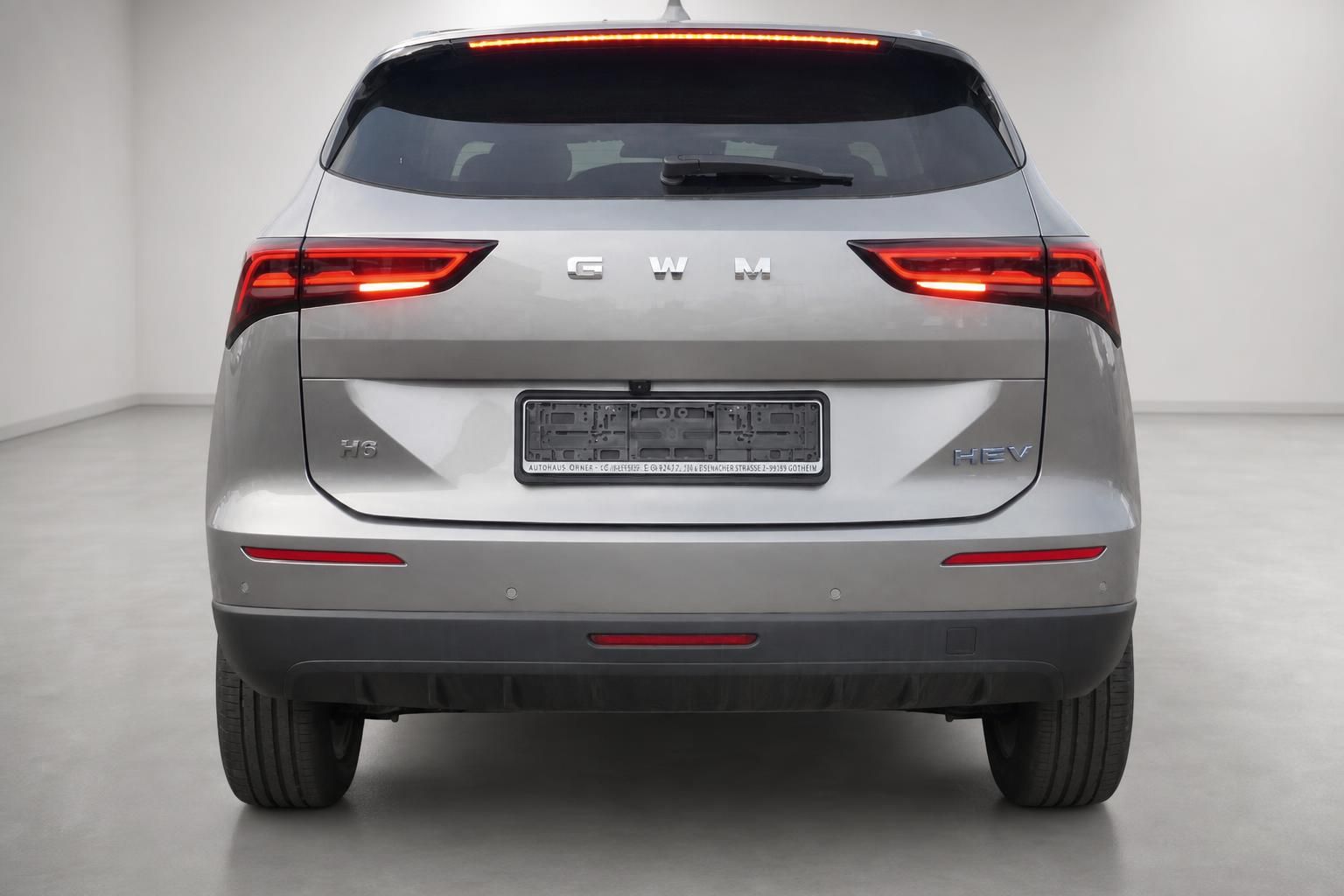 GWM Haval H6 HEV SUV grau Heckansicht gerade – LED-Rückleuchten, Kennzeichenhalter
