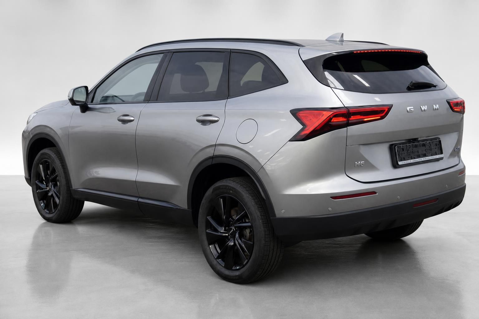 GWM Haval H6 SUV silber Heckansicht mit LED-Rückleuchten und schwarzen Leichtmetallfelgen