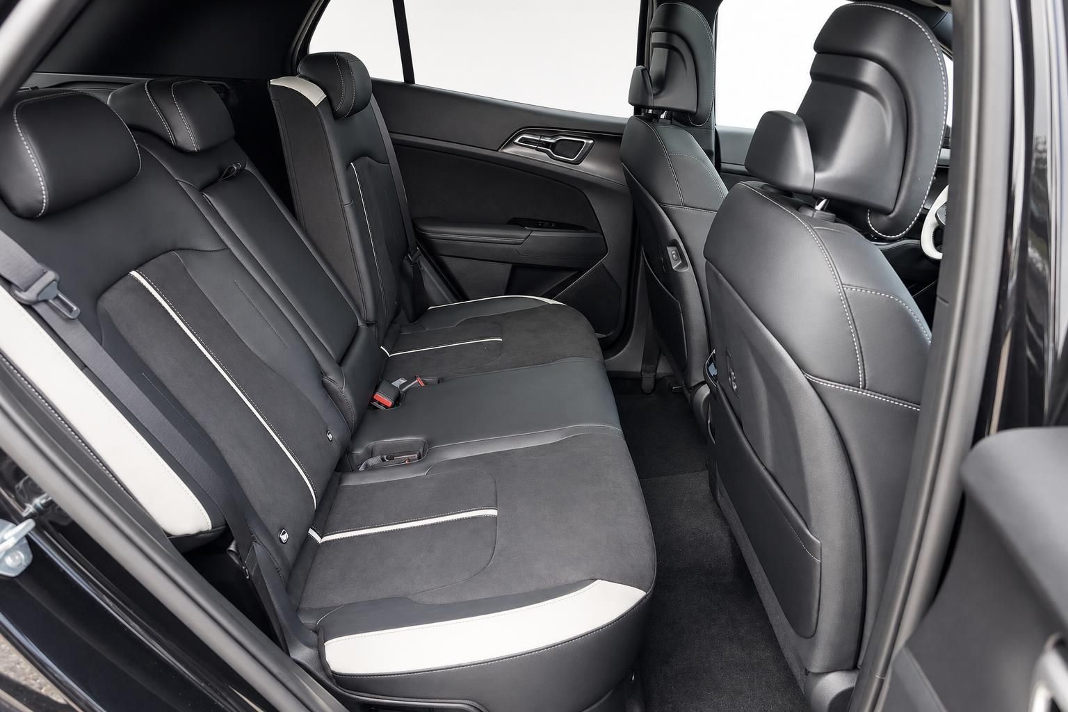 Rücksitze mit schwarzem Lederinterieur im SUV-Innenraum