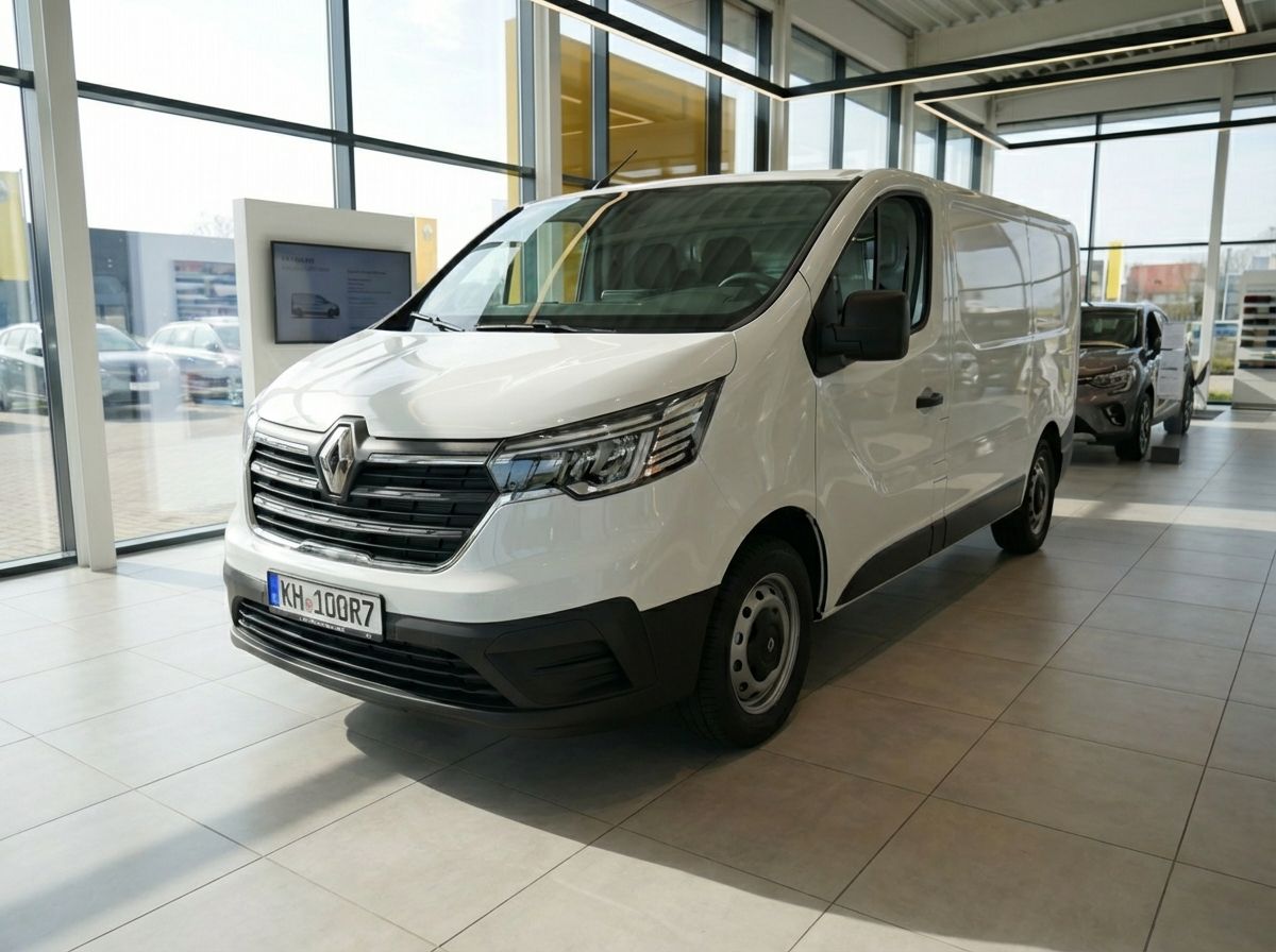 Weißer Renault Trafic Kastenwagen in Renault Autohaus Ausstellungsraum