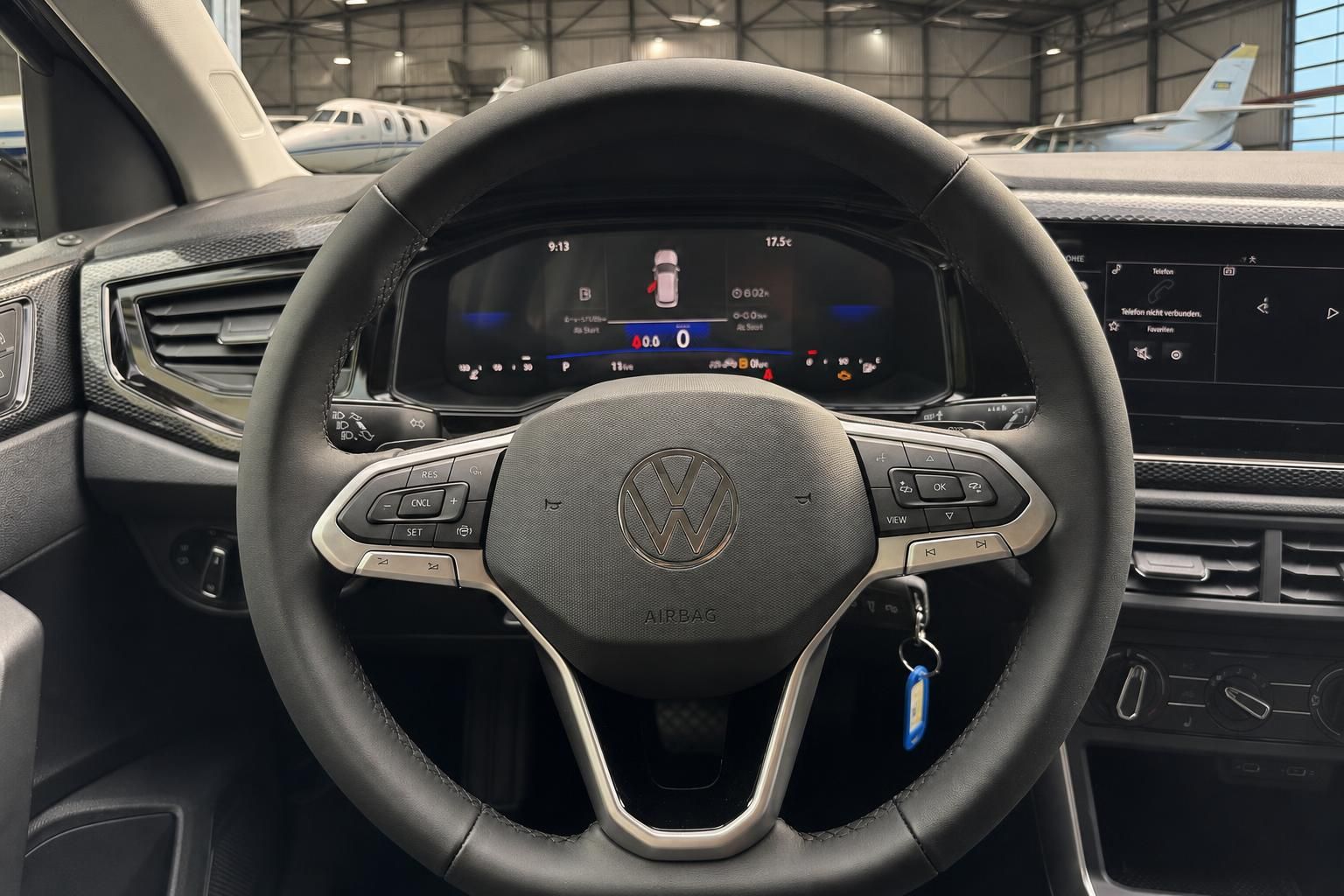 Volkswagen Polo Lenkrad mit VW-Logo und digitalem Cockpit Display