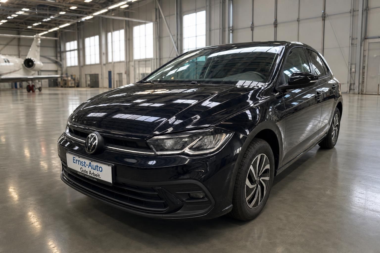 Volkswagen Polo schwarz Frontansicht in Hangar - Kompaktwagen bei Ernst-Auto