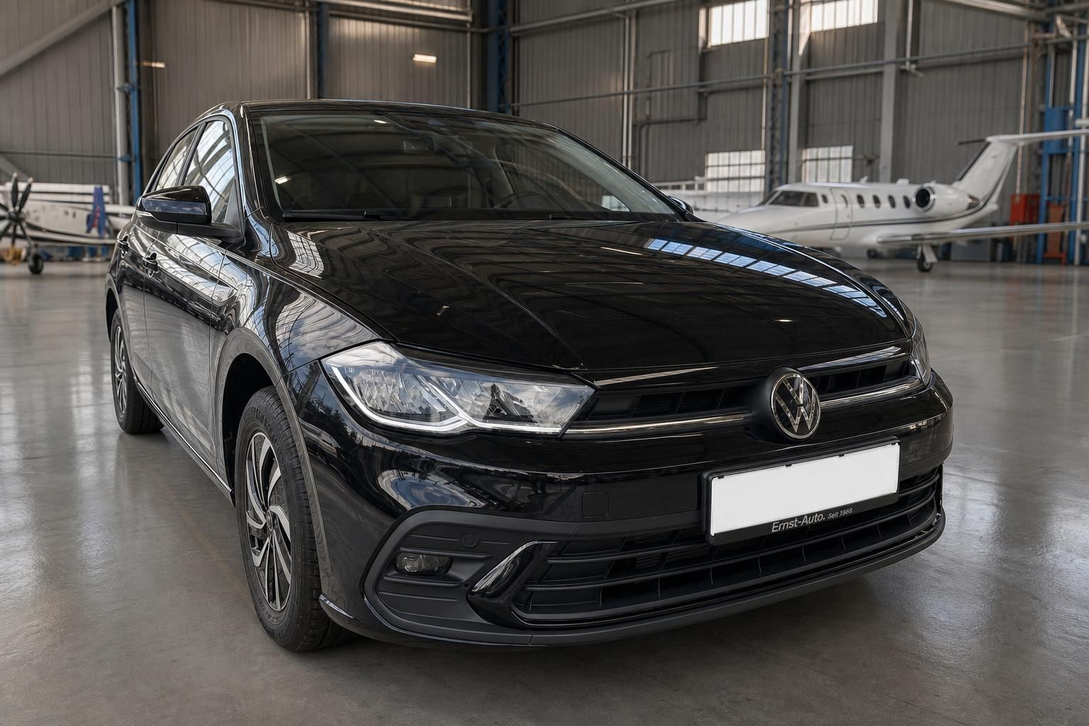 Volkswagen Polo schwarz Schrägansicht vorne - moderner Kompaktwagen mit LED-Scheinwerfern
