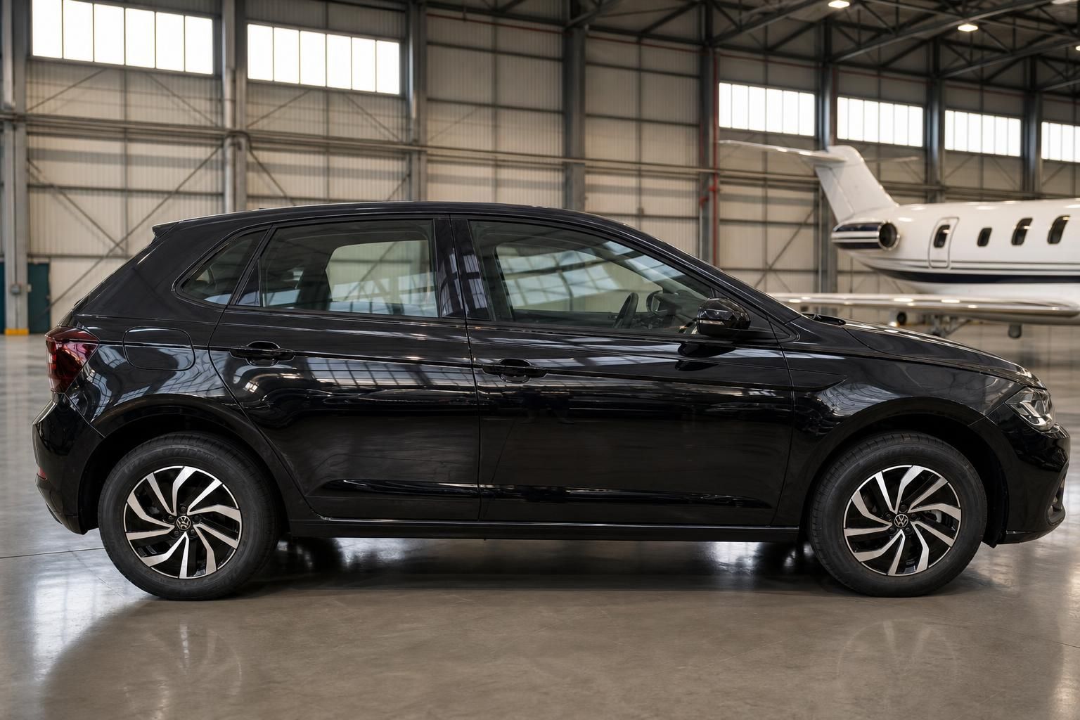 Volkswagen Polo schwarz Seitenansicht links - fünftüriger Kleinwagen mit dynamischen Felgen