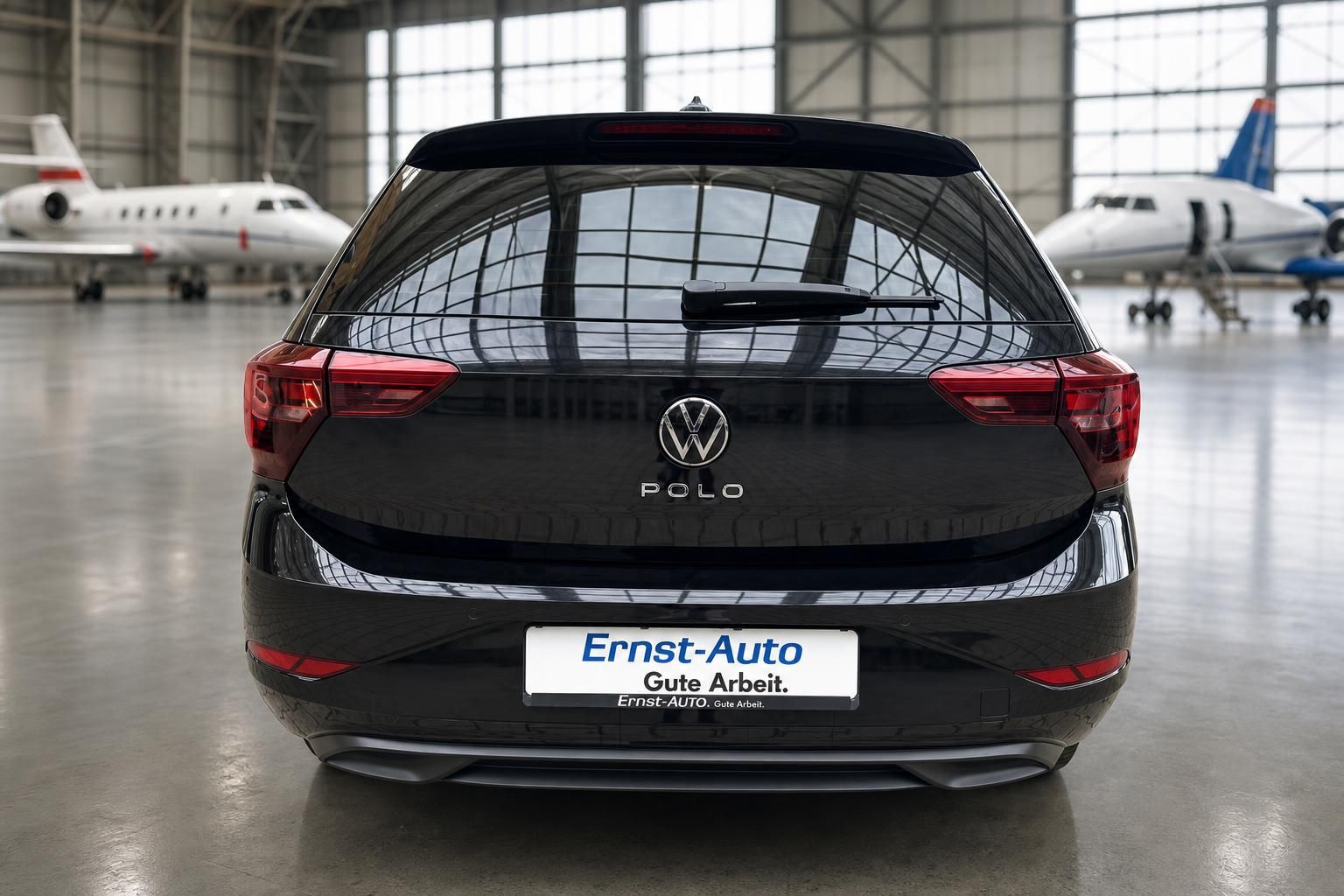 Volkswagen Polo schwarz Heckansicht - POLO Schriftzug und LED-Rückleuchten sichtbar