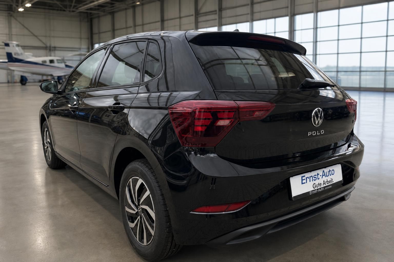 Volkswagen Polo schwarz Außenansicht Seitenprofil hinten rechts mit Alufelgen