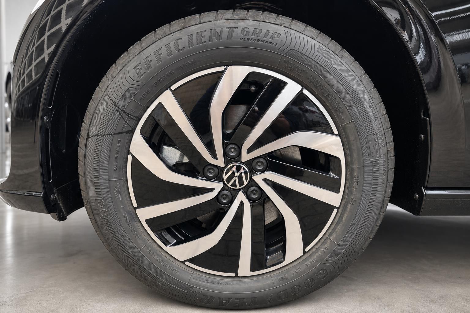 Volkswagen Polo Alufelge Detail mit VW-Logo und Efficient Grip Performance Reifen