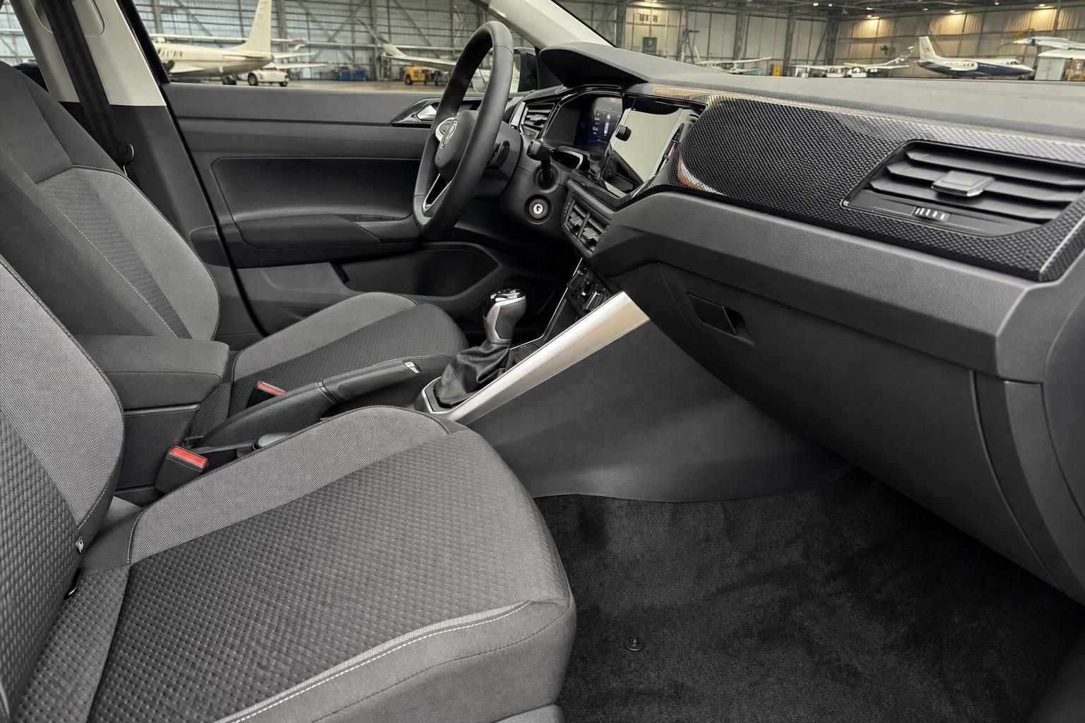 Volkswagen Polo Innenraum Cockpit mit grauen Sitzen und modernem Armaturenbrett