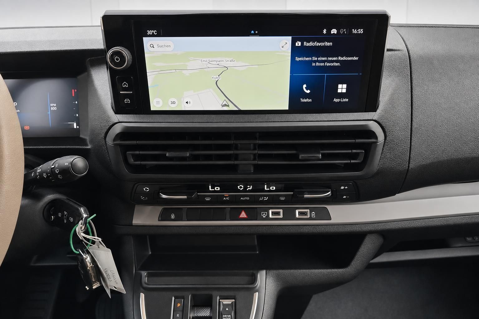 Opel Van Infotainment System mit Navigationskarte Detail