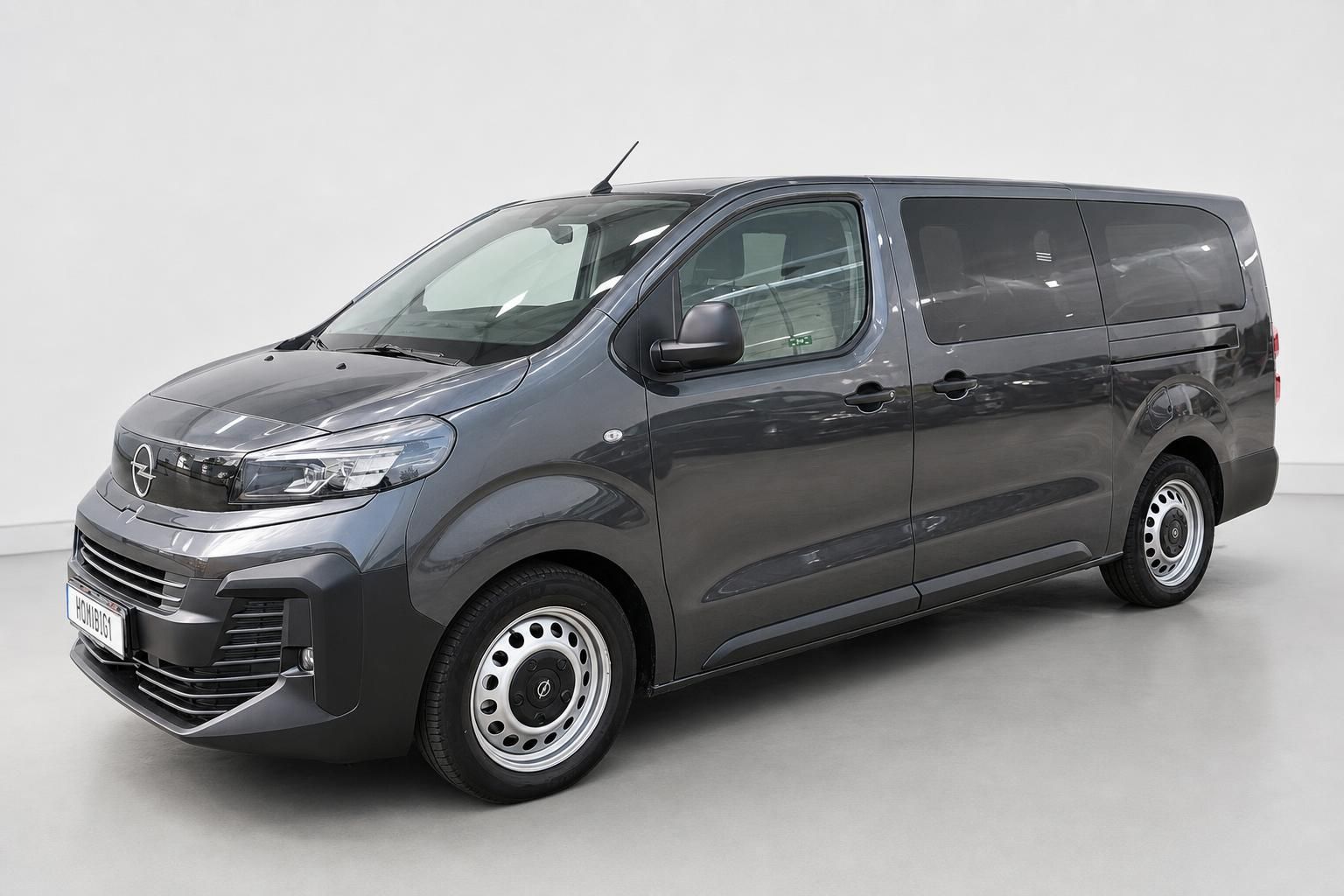 Opel Vivaro Kombi in Grau, Vorderansicht schraeg von vorne