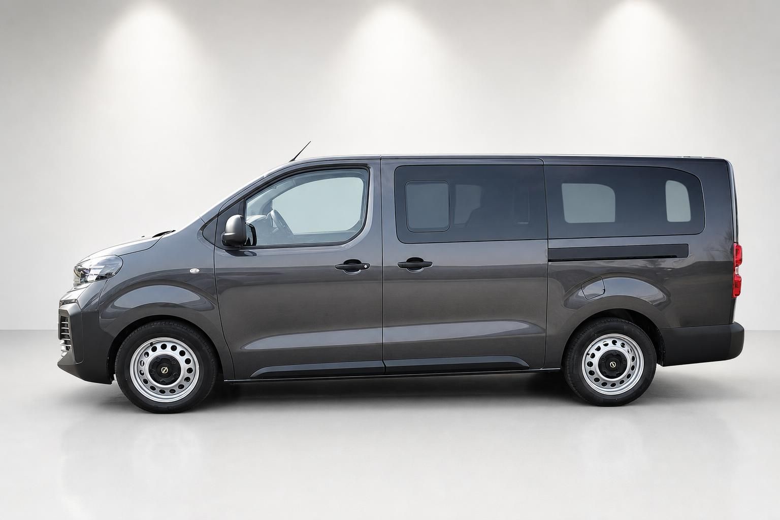 Opel Vivaro Kombi Seitenansicht in Grau vor weissem Hintergrund