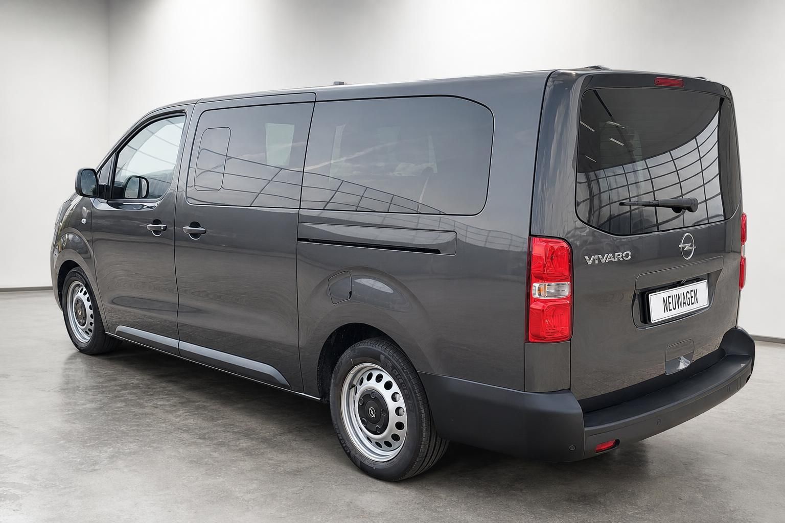Opel Vivaro Kombi Heckansicht in Grau, Studioaufnahme