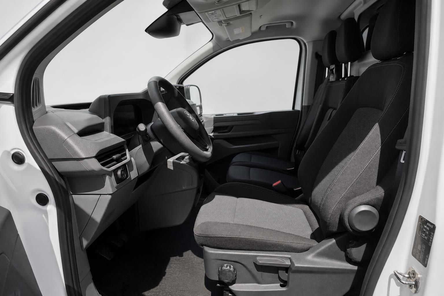 Innenraum VW Nutzfahrzeug mit Blick auf Fahrersitz und Cockpit