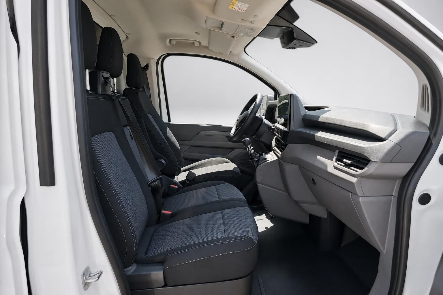Innenansicht VW Transporter mit Vordersitzen und Armaturenbrett