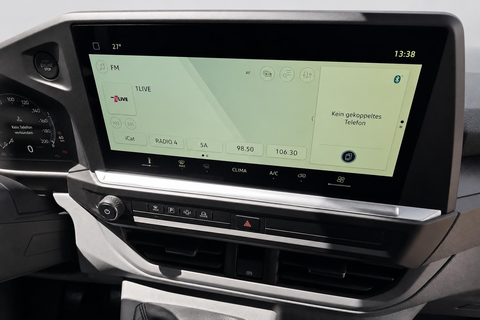 Touchscreen Infotainmentsystem mit Radio- und Klimaanzeige im VW