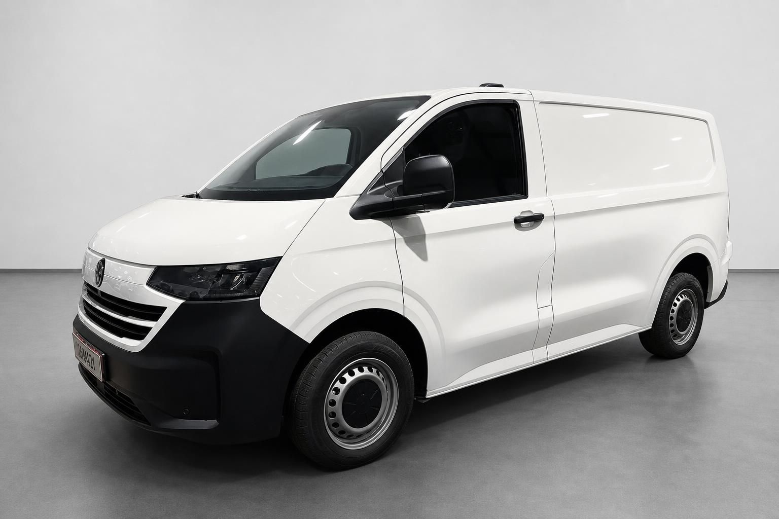 VW Transporter weiß Kastenwagen Frontansicht schräg im Studio