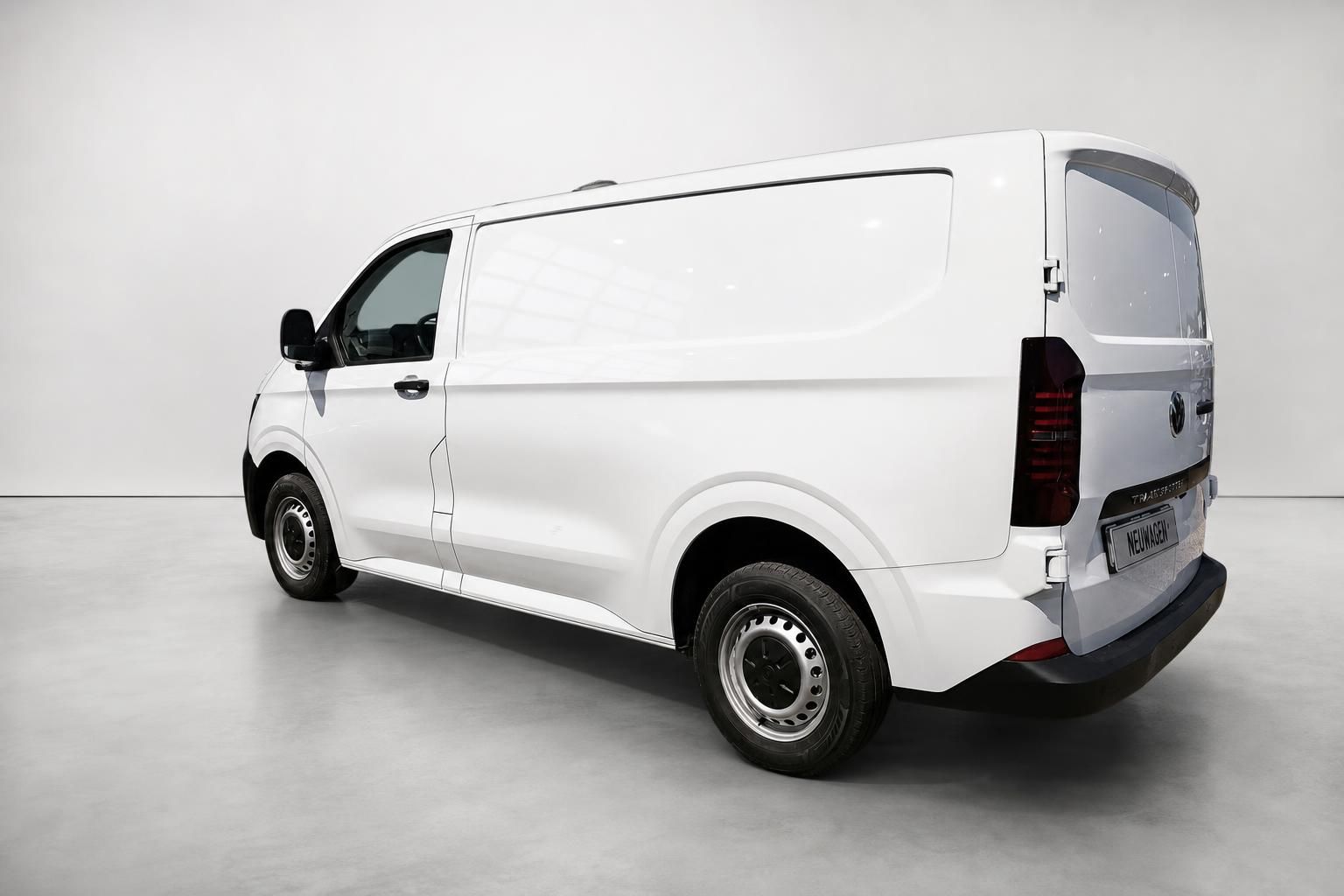 VW Transporter Kastenwagen weiß, Heckansicht seitlich im Studio
