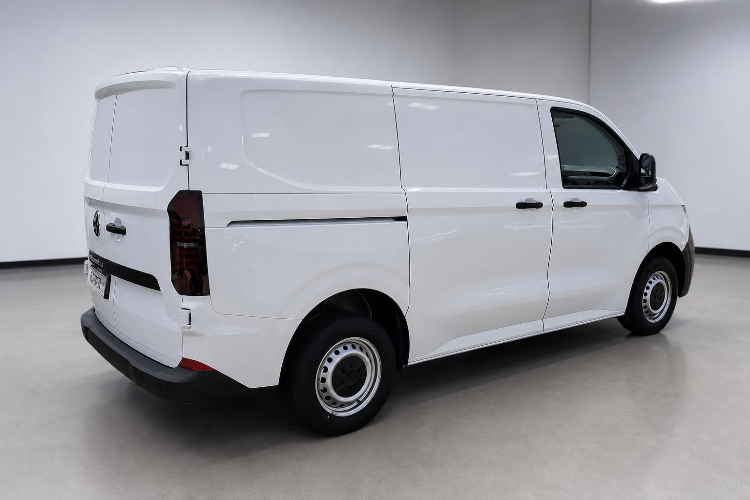 VW Transporter Kastenwagen weiß, Heck-Seitenansicht im Studio