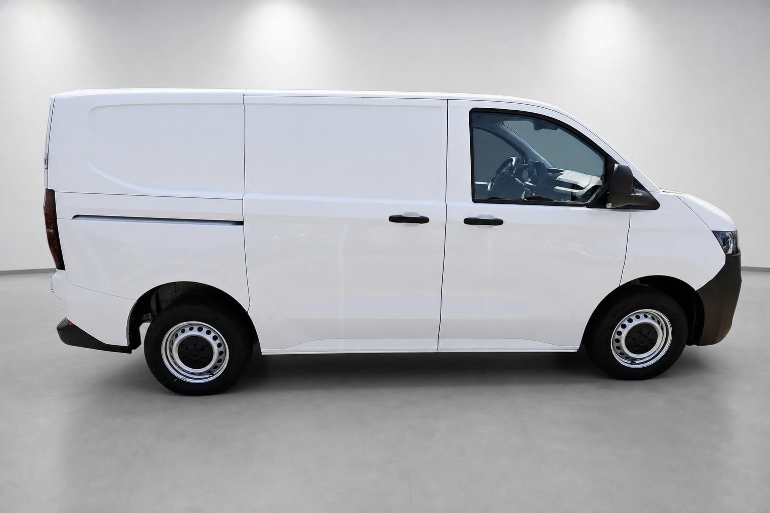 VW Transporter Kastenwagen weiß, Seitenansicht im Fotostudio
