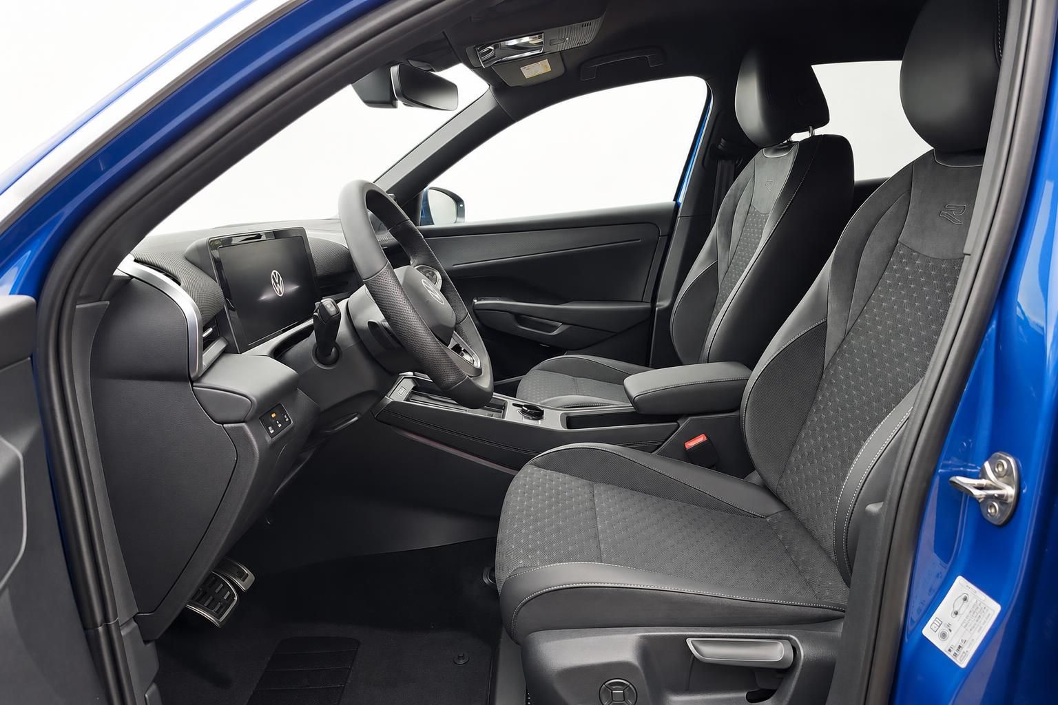 VW Innenraum mit Vordersitzen, Lenkrad und Cockpit in blauem Fahrzeug