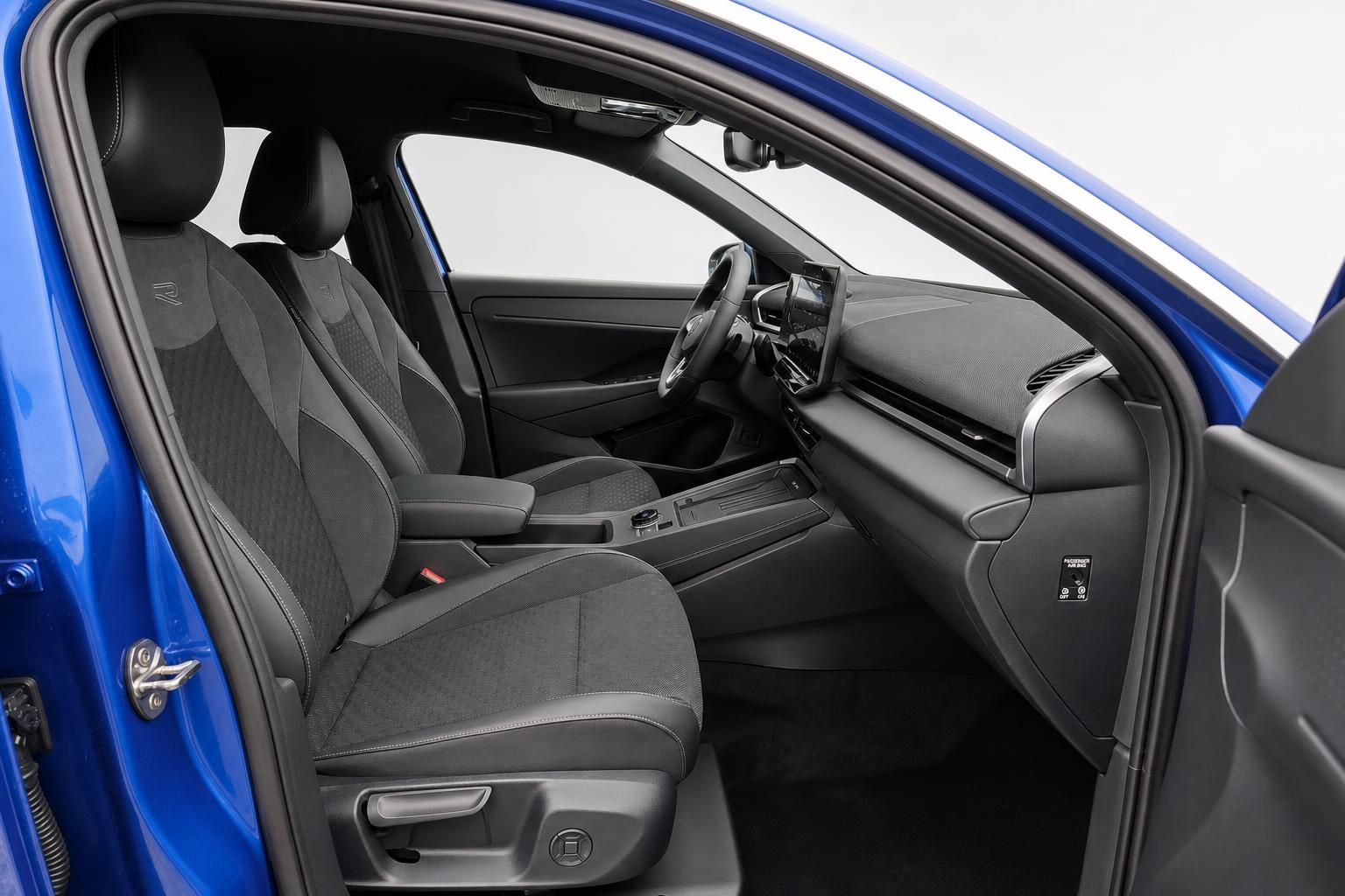 VW T-Roc Innenraum Vordersitze und Cockpit Ansicht durch Tür